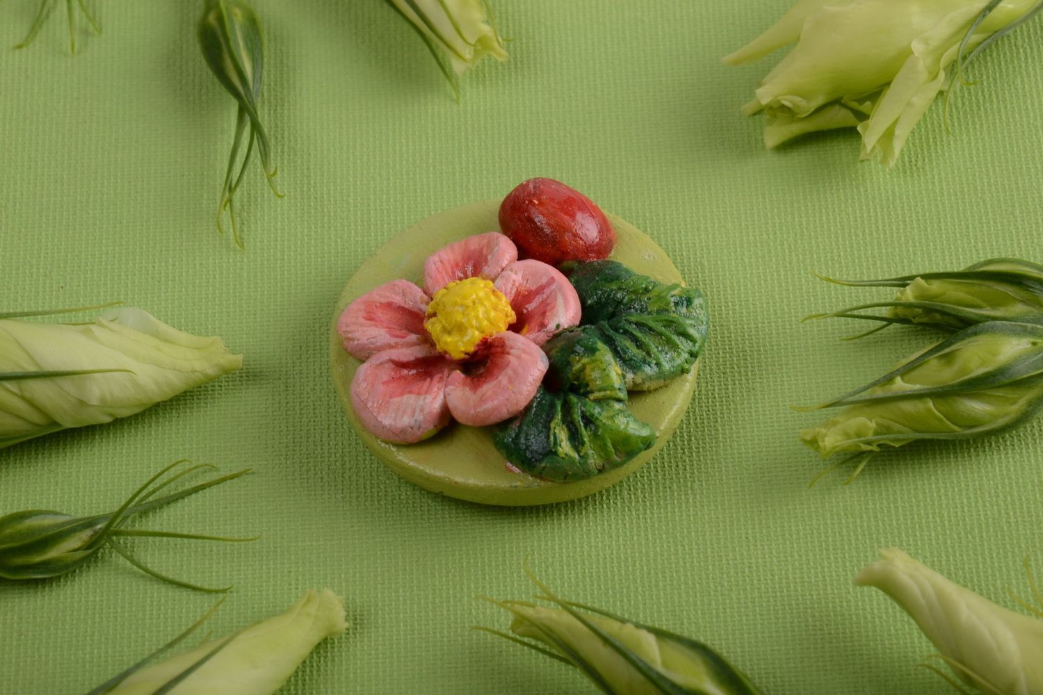 Magnet rond pour frigo avec fleur rose en argile peint fait main de créateur photo 1