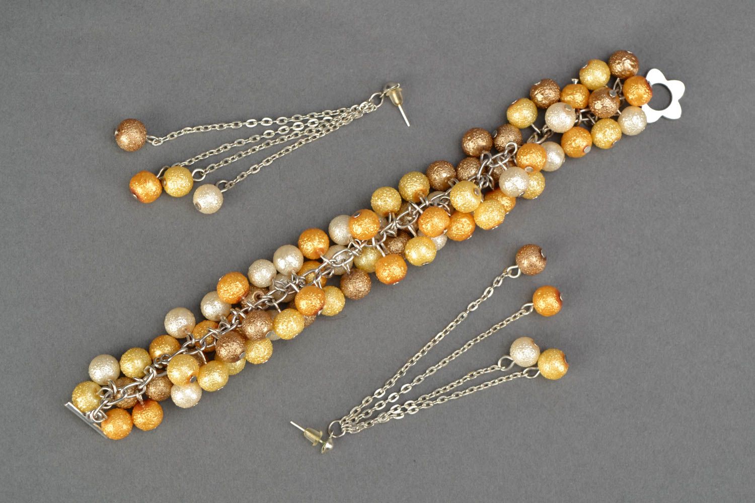 Boucles d'oreilles et bracelet artisanaux de perles fantaisie photo 3