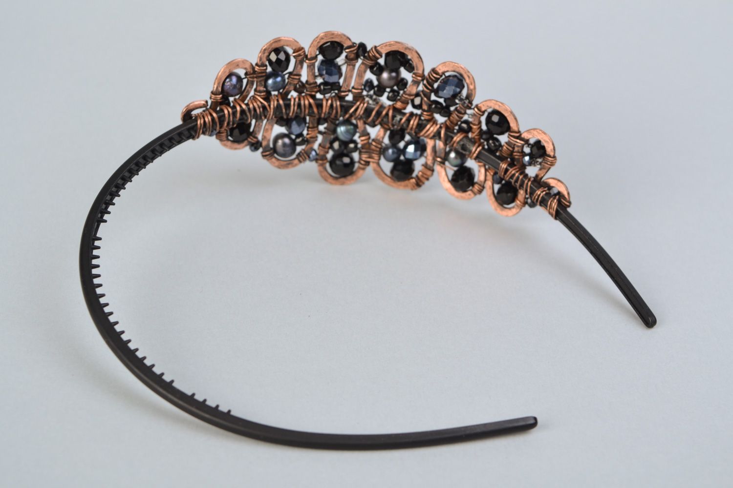 Serre-tête en cuivre fait main wire wrapping avec perles fantaisie noires photo 5