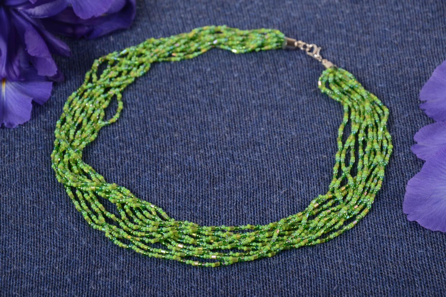 Длинное многорядное колье из бисера плетеное украшение ручной работы зеленое фото 1