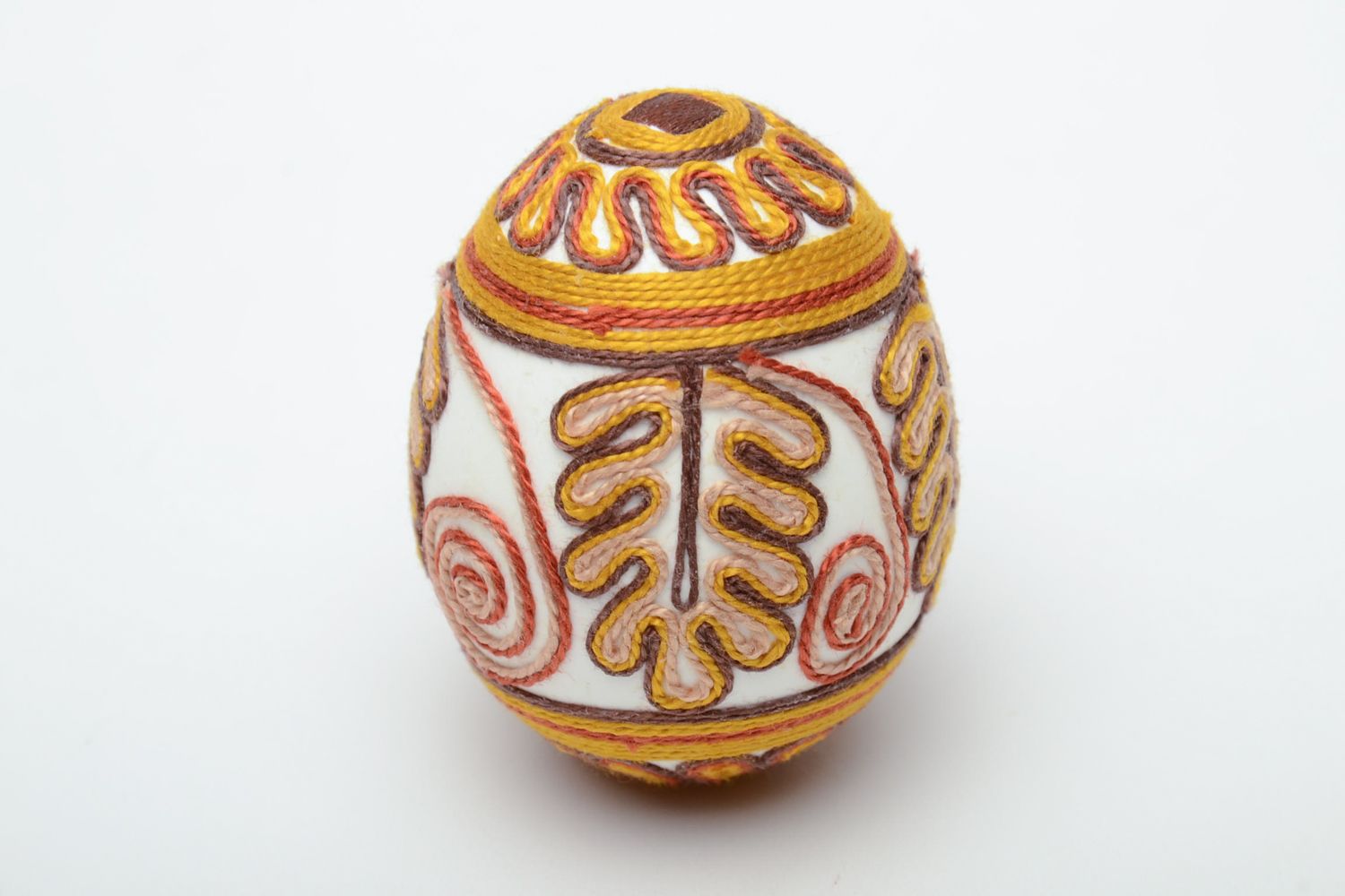 Oeuf de Pâques fait main décoratif entouré de fils de soie jaune original photo 2