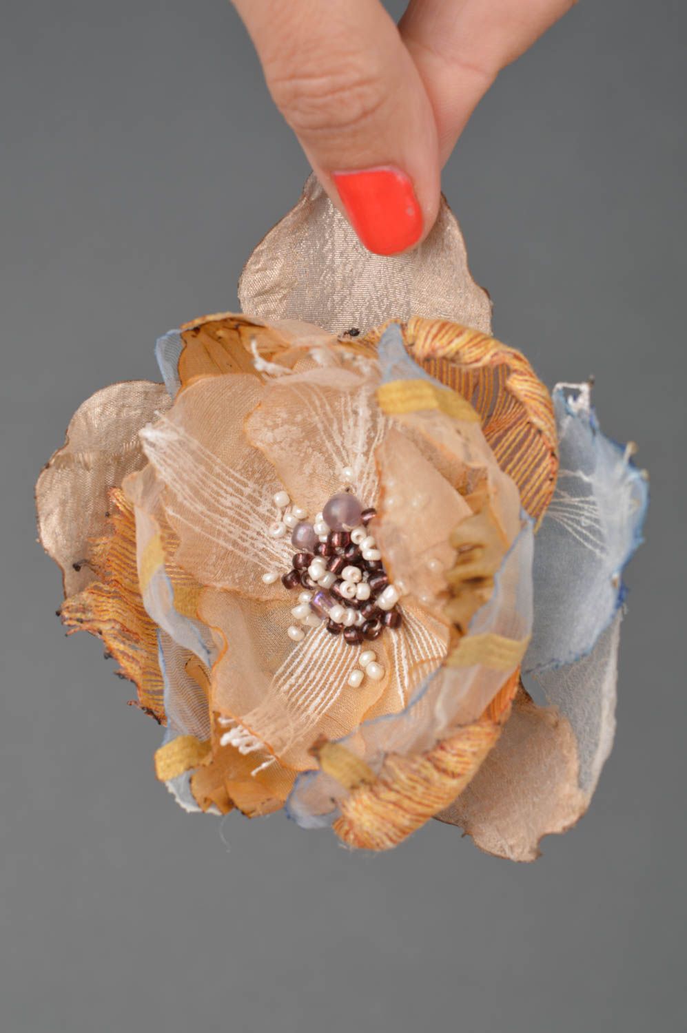 Брошь заколка в виде цветка авторская бежевая ручной работы из ткани и бисера  фото 3