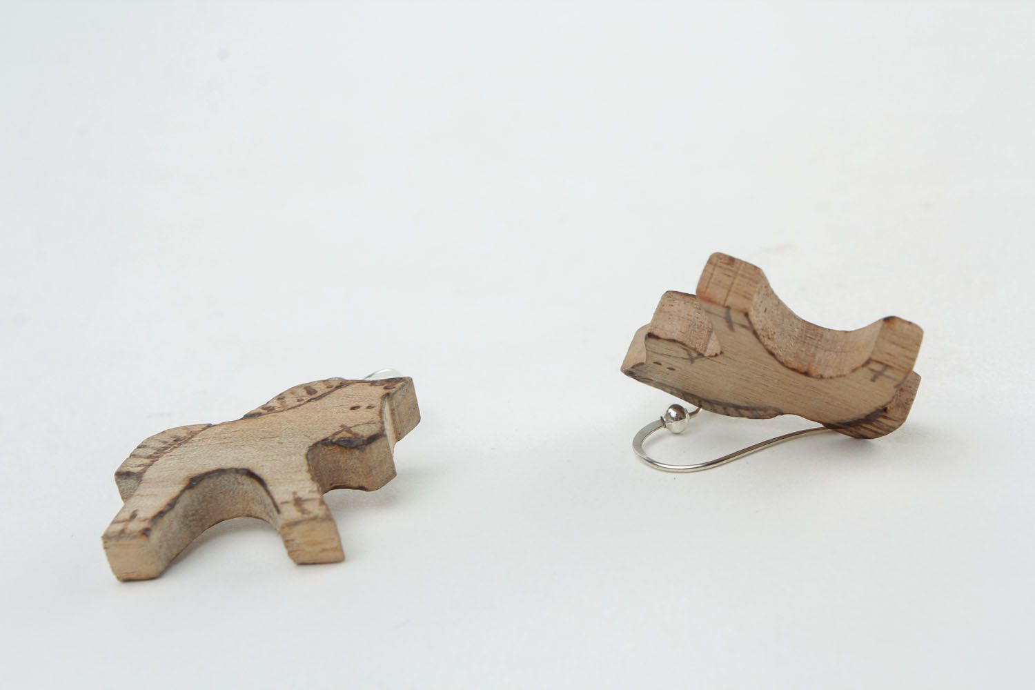 Brincos artesanais de madeira em forma de cavalos  foto 5