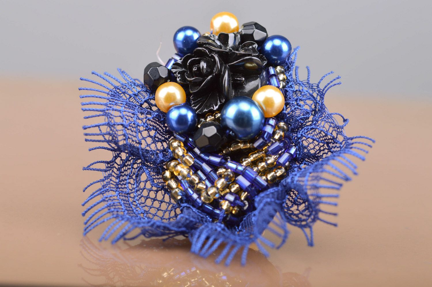 Крупные серьги гвоздики из бисера и бусин с кружевом ручной работы синие с черным фото 3