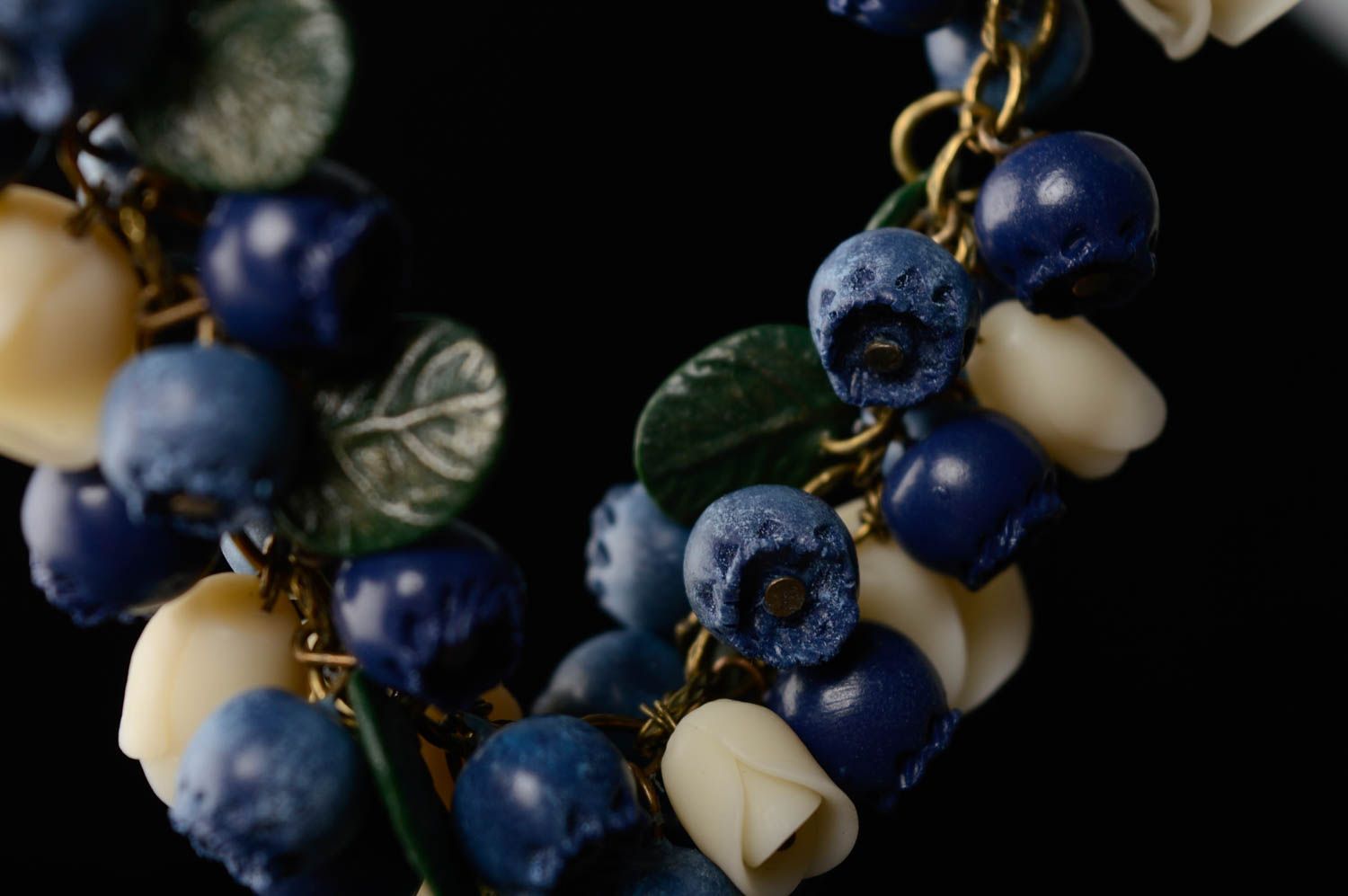 Beautiful plastic necklace Blackberries with Roses photo 4