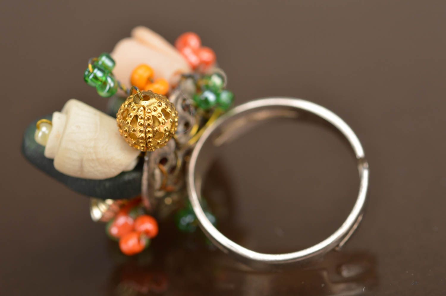 Авторское кольцо из полимерной глины с бусинами и регулируемой основой хенд мейд фото 2