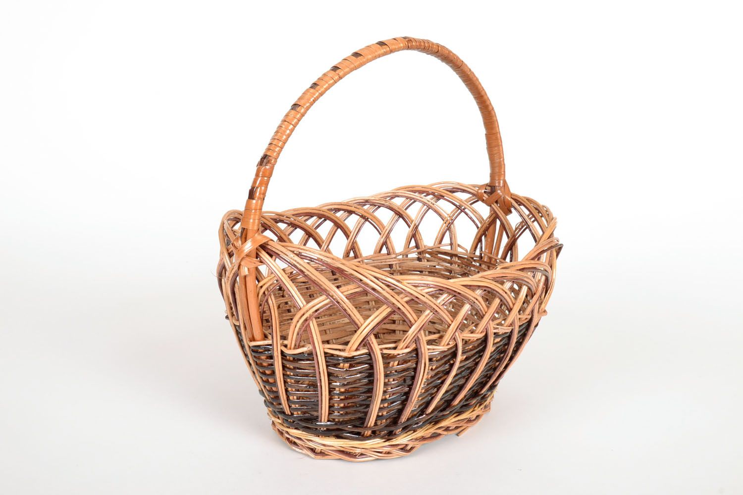 Woven basket with handle  photo 3