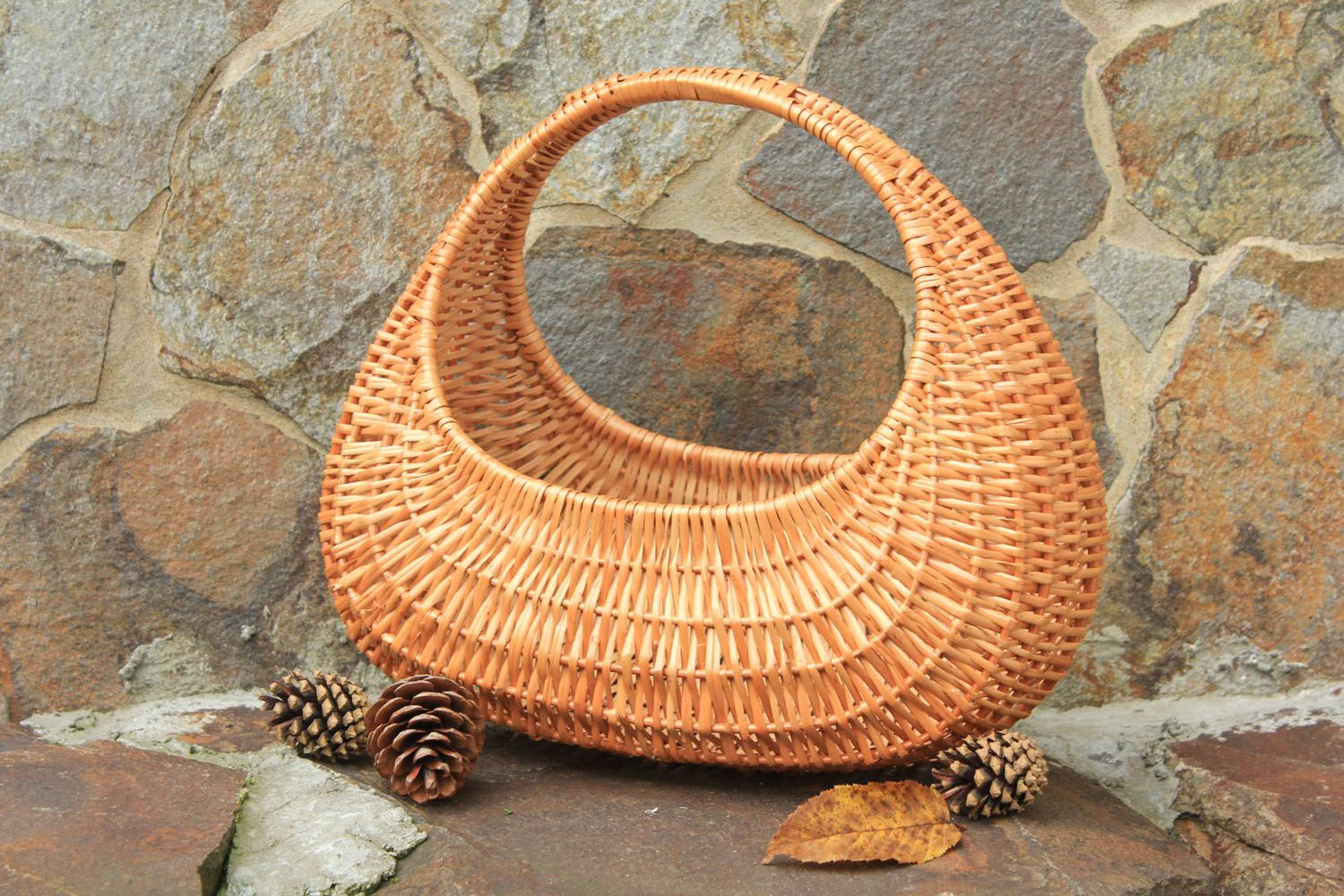 Wicker basket with handle photo 1