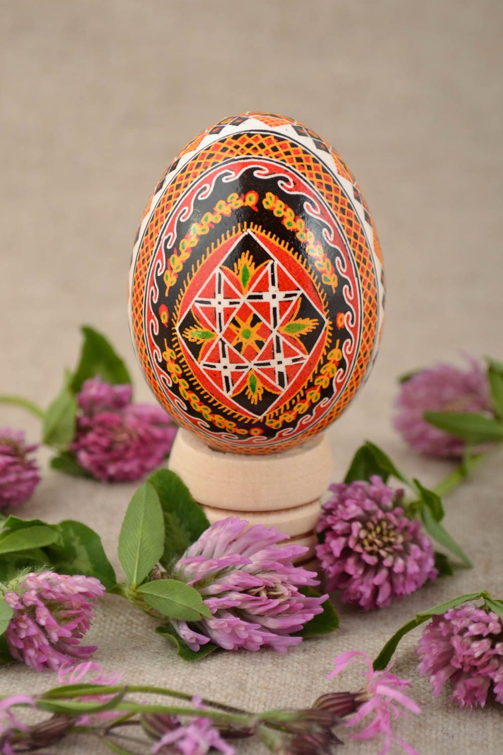 Huevo de Pascua pintado con arcílicos artesanal bonito multicolor decorativo foto 1