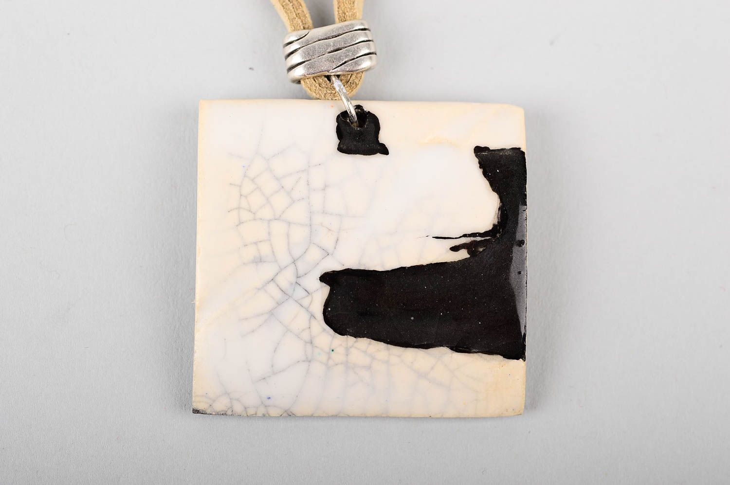 Кулон ручной работы керамическое украшение квадратная подвеска на шею белая фото 4
