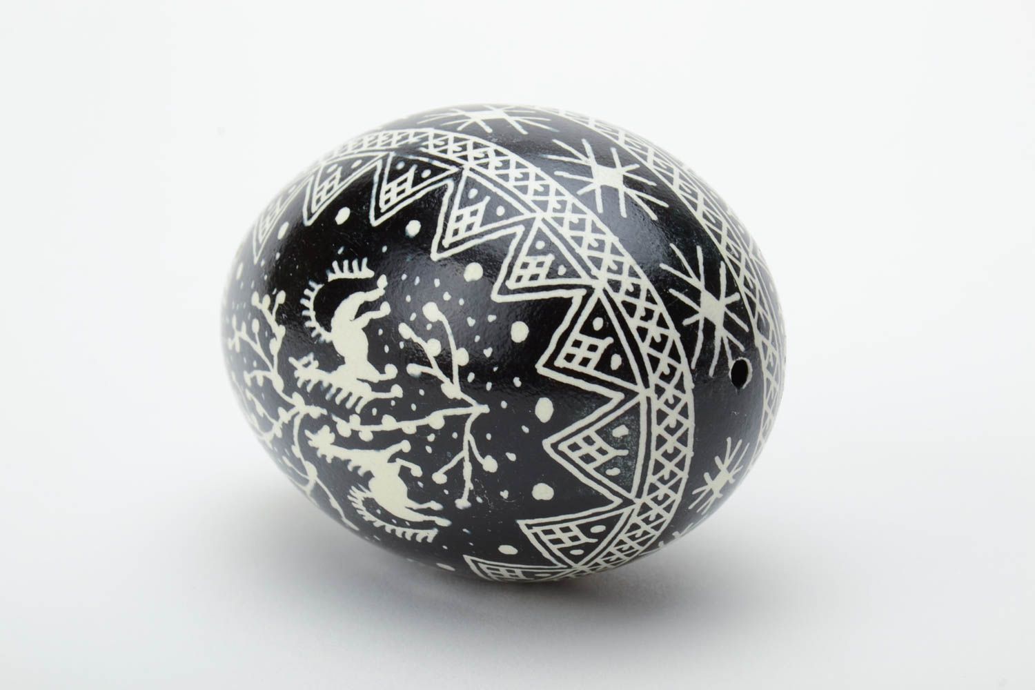 Huevo de ganso de Pascua artesanal blanquinegro con imágenes de caballos y pintura con cera foto 4