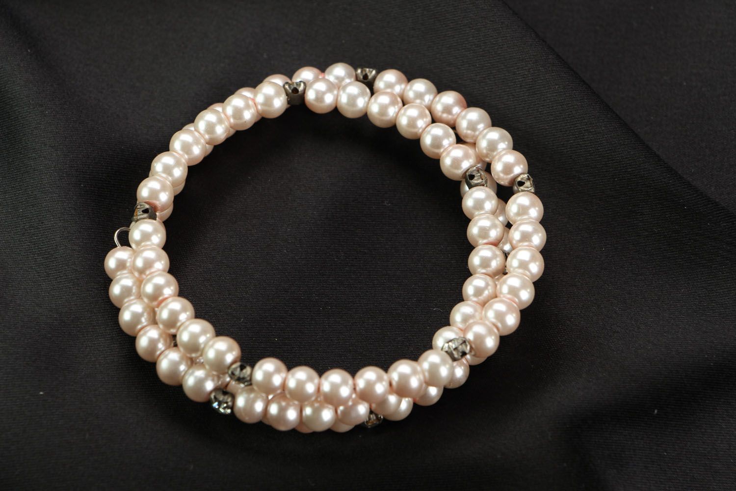 Bracelet with pearl-like beads photo 2