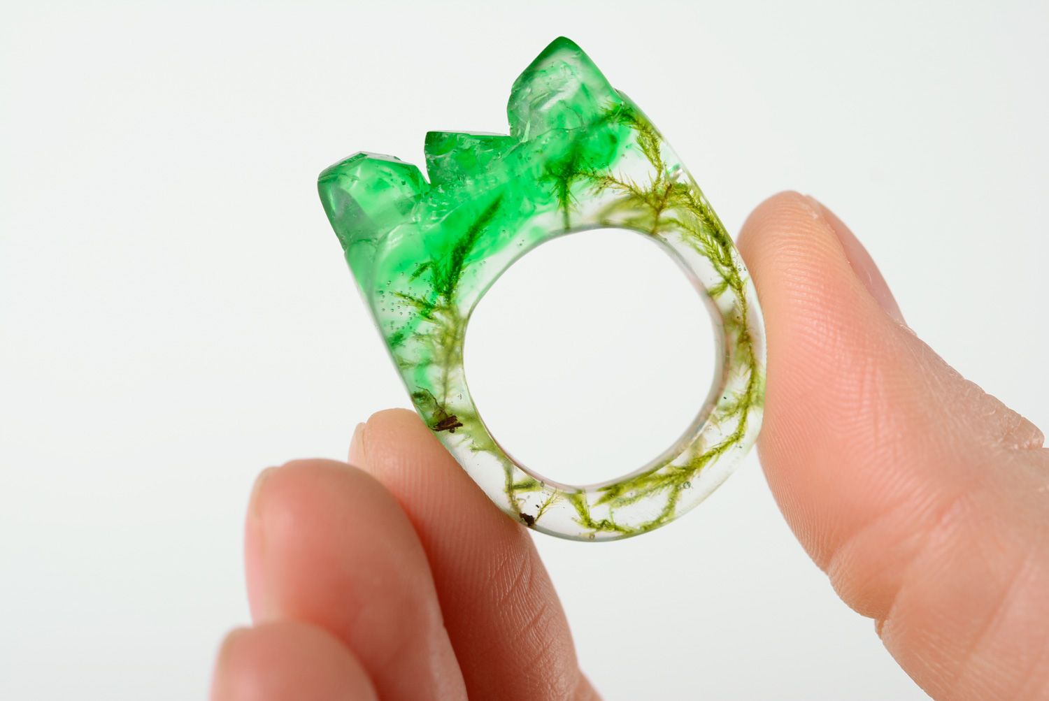 Schöner ungewöhnlicher handmade Ring aus Epoxidharz mit grünem Moos für Freundin foto 4