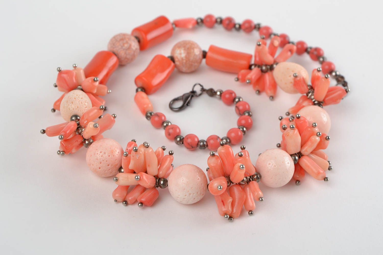 Collar de abalorios y piedras naturales artesanal rosado estrecho original foto 2