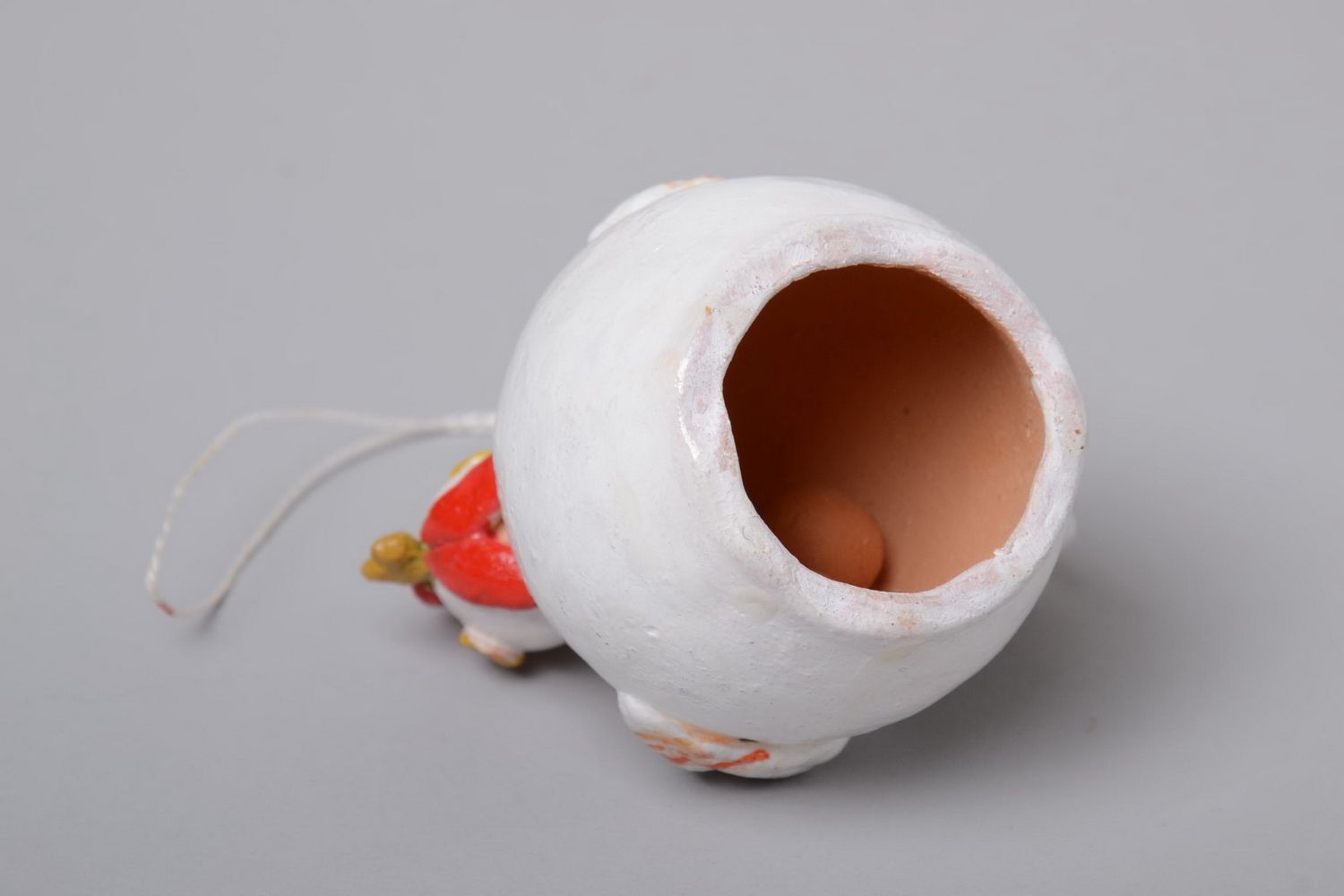 Künstlerisch bemaltes Glöckchen aus Ton Huhn in Weiß schöne Designer Handarbeit foto 3