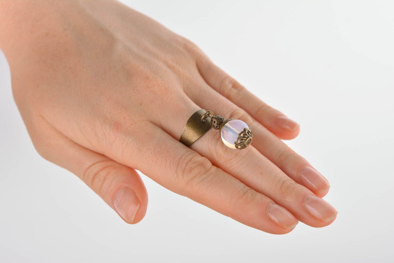Красивое кольцо украшение ручной работы необычное кольцо с бусиной круглое фото 3