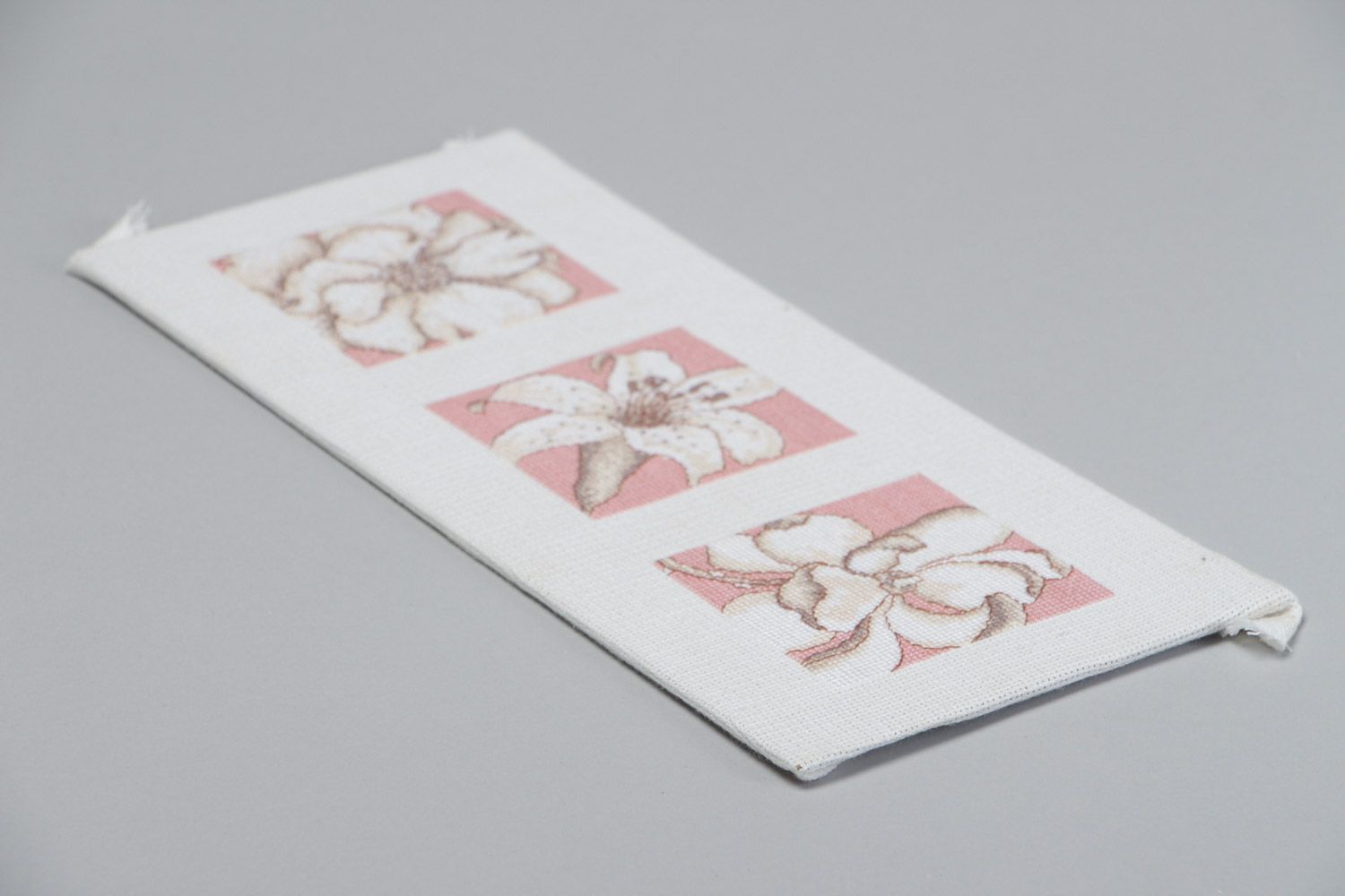 Cuadro bordado en punto de cruz flores blancas en fondo rosado artesanal regalo foto 4