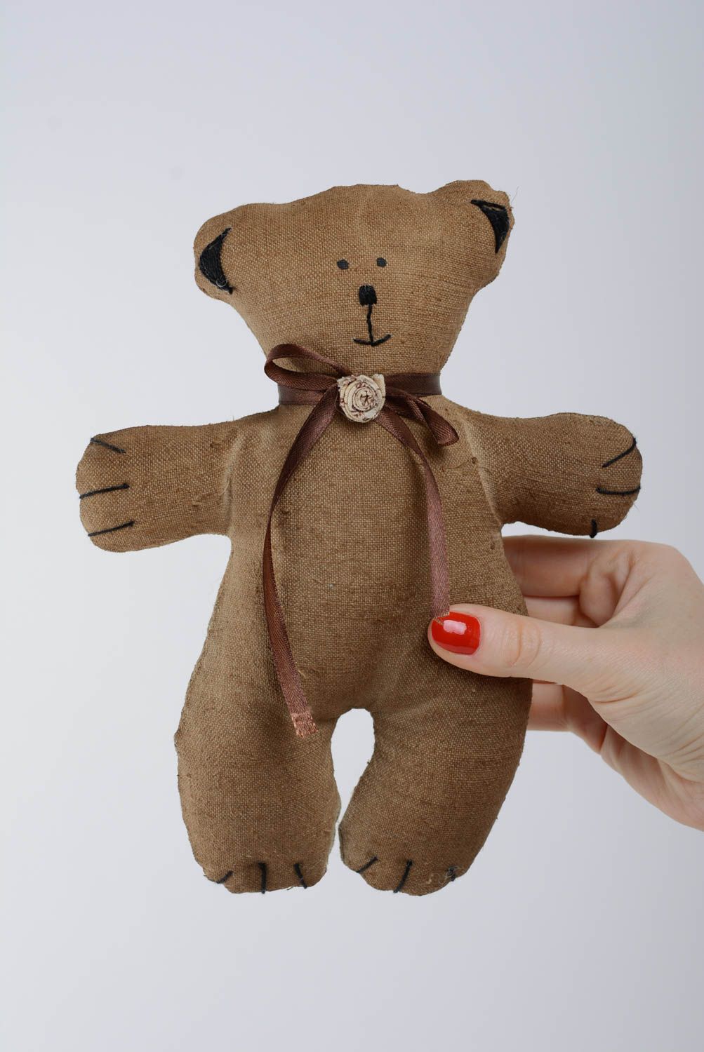 Juguete de peluche artesanal oso marrón con lacito en cuello pequeño foto 3