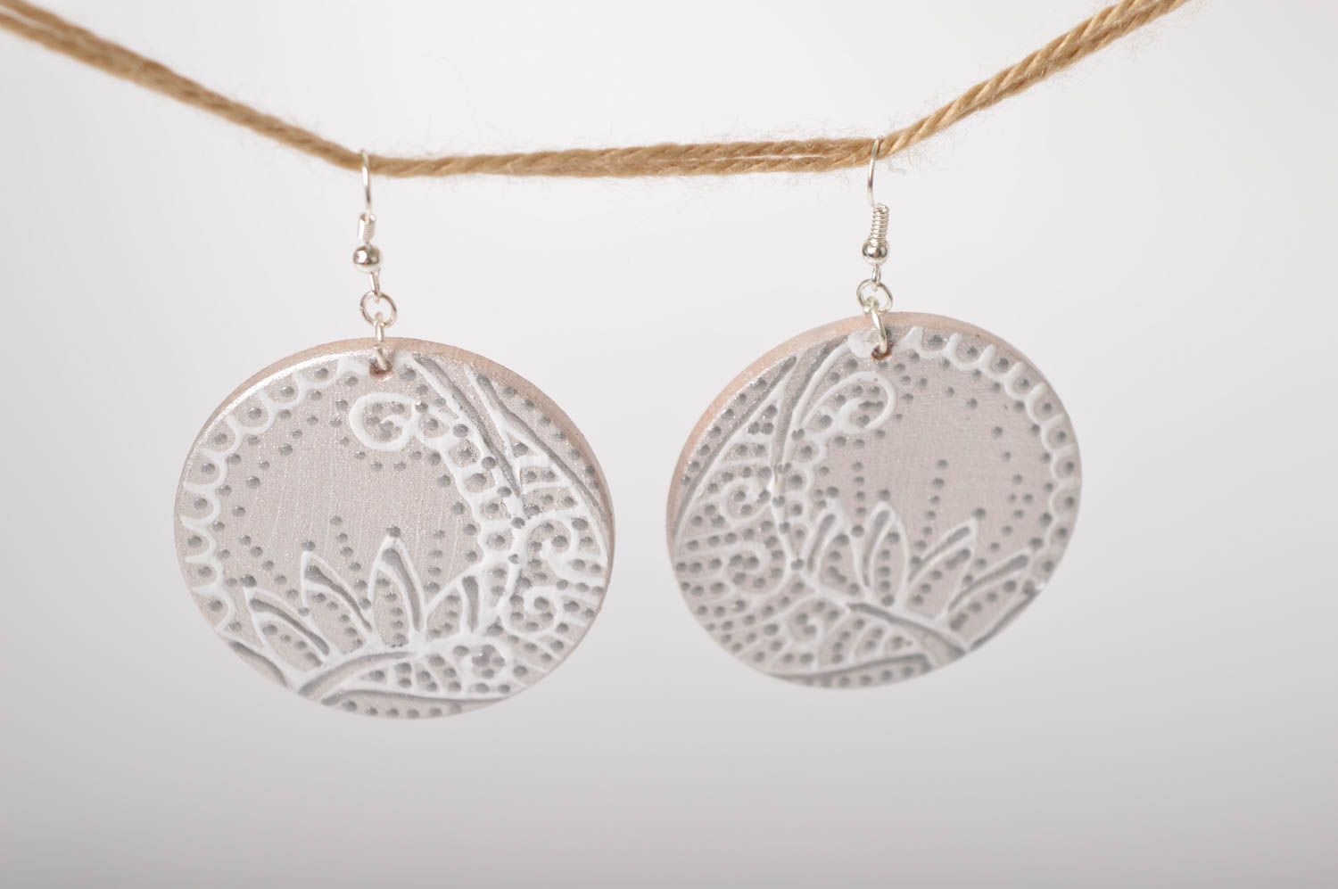 Круглые серьги ручной работы модные серьги украшение из дерева серое с росписью  фото 5