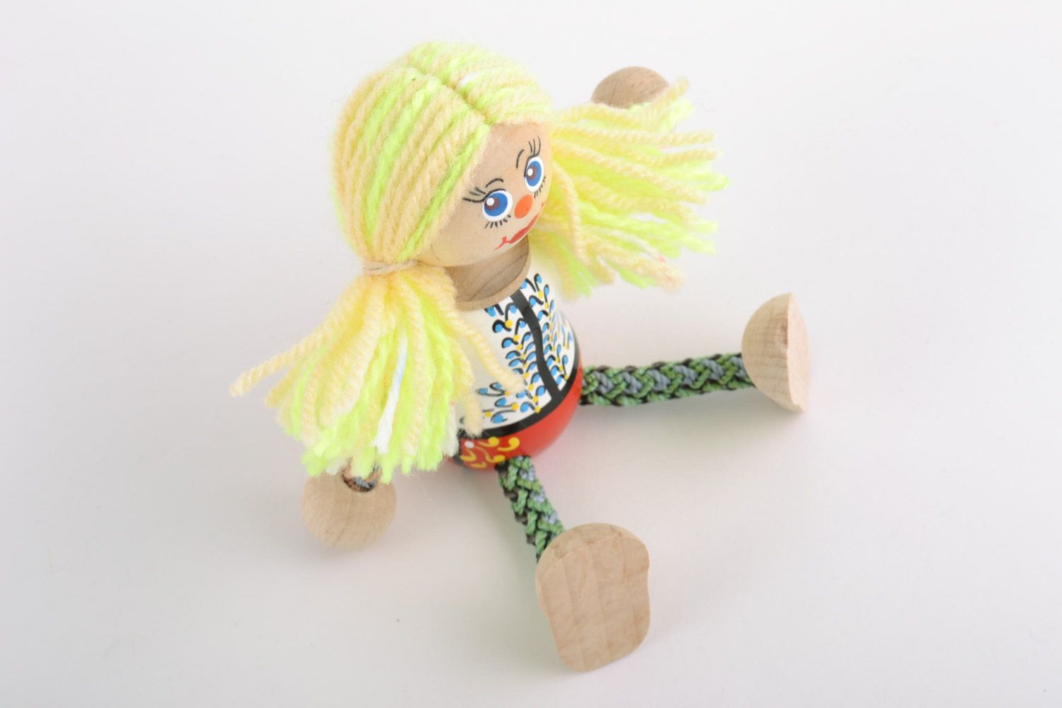 Игрушка из дерева в виде куклы расписанная красками ручной работы красивая фото 4