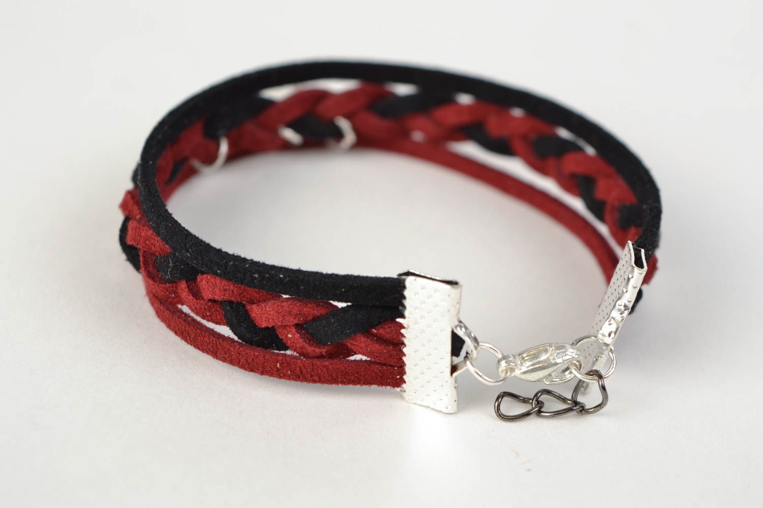 Bracelet tressé en lacet de daim avec pendentifs plumes en métal fin fait main photo 4