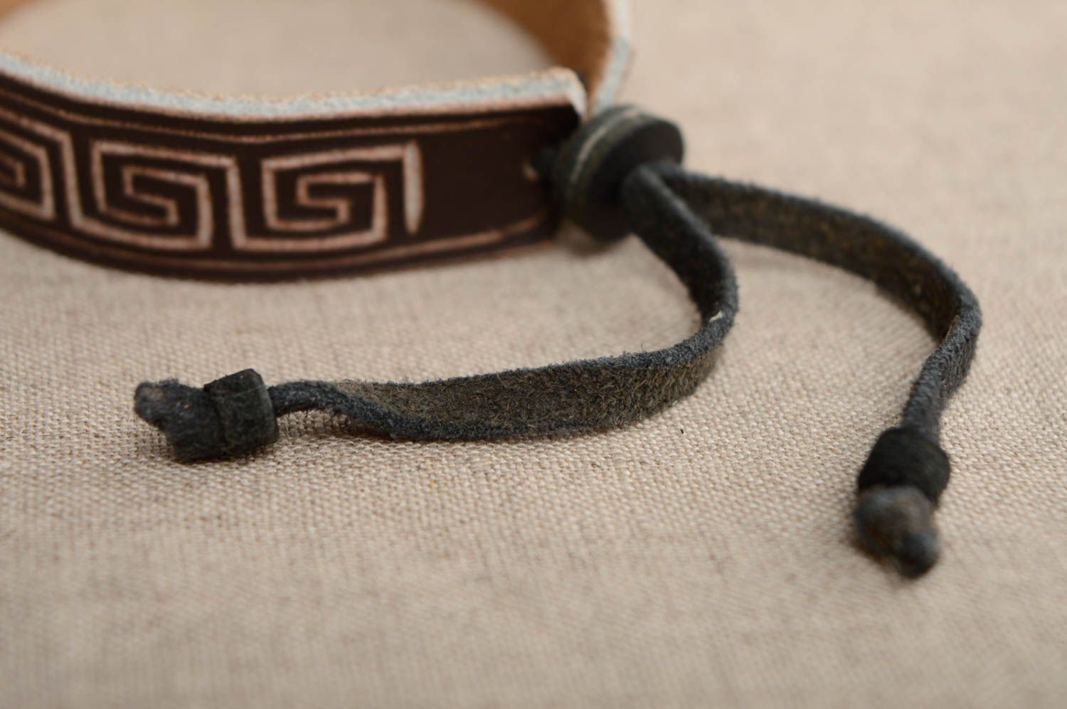 Unisex carved lather bracelet photo 3