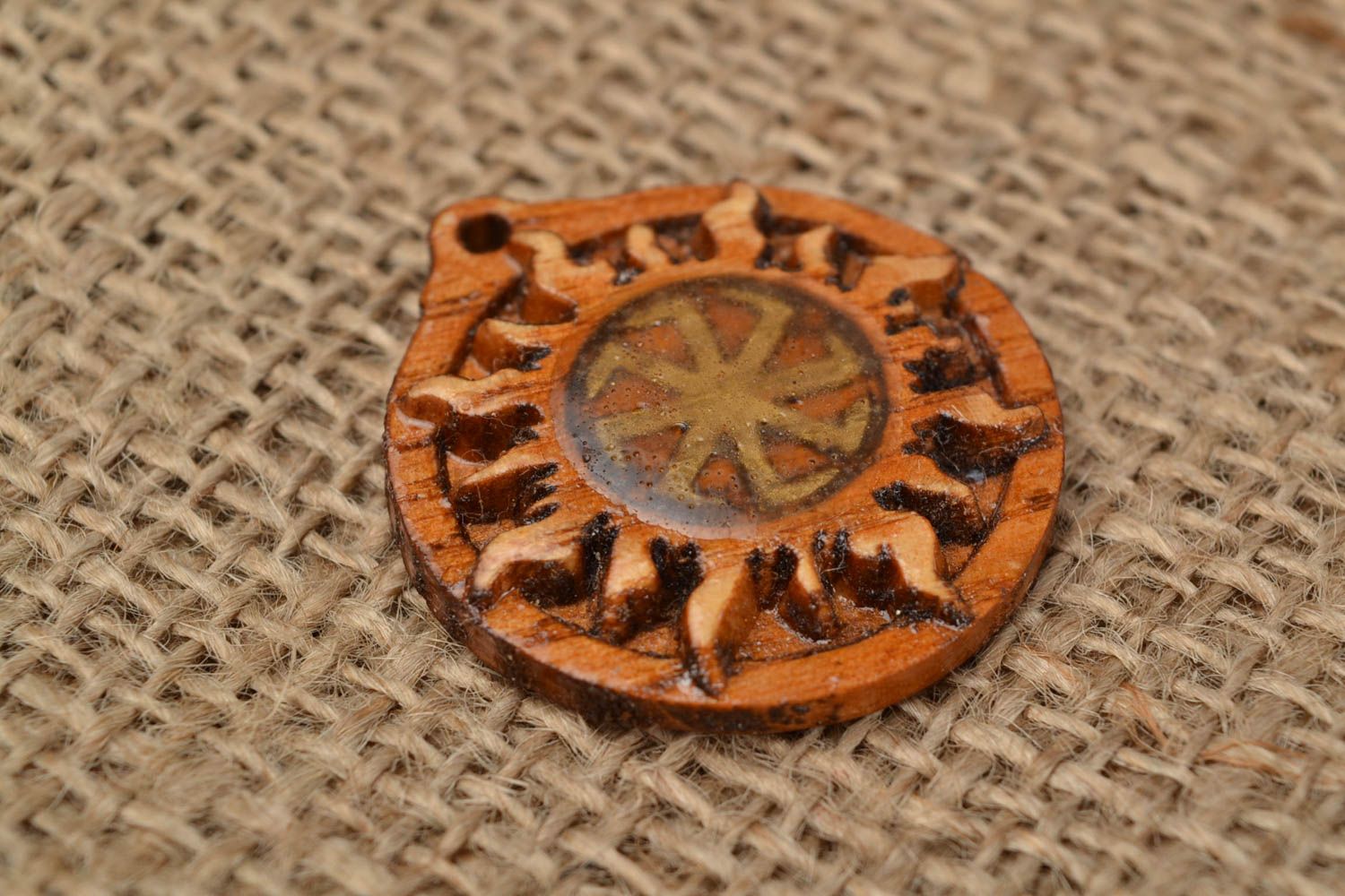 Amuleto protector colgante de madera artesanal Remolino en Sol de fresno tallado foto 1