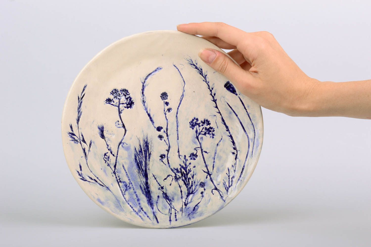 Красивая керамическая тарелка расписанная глазурью ручной работы авторская фото 3