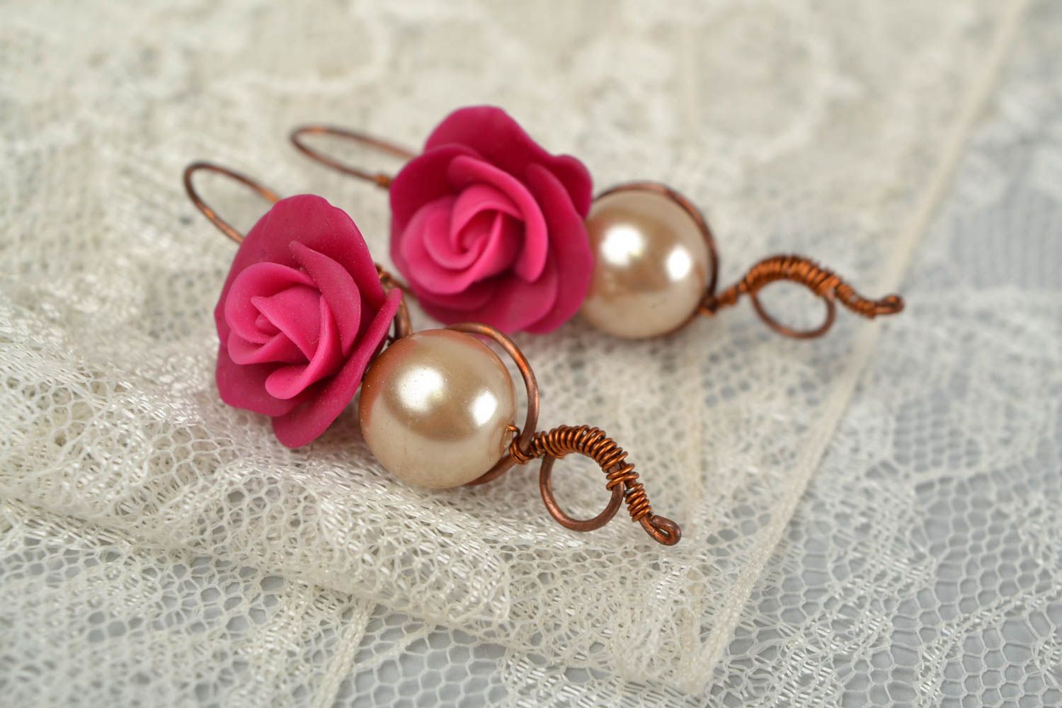 Rosa Ohrringe aus Polymer Ton mit Perlen und Kupfer handmade zarter Schmuck  foto 1