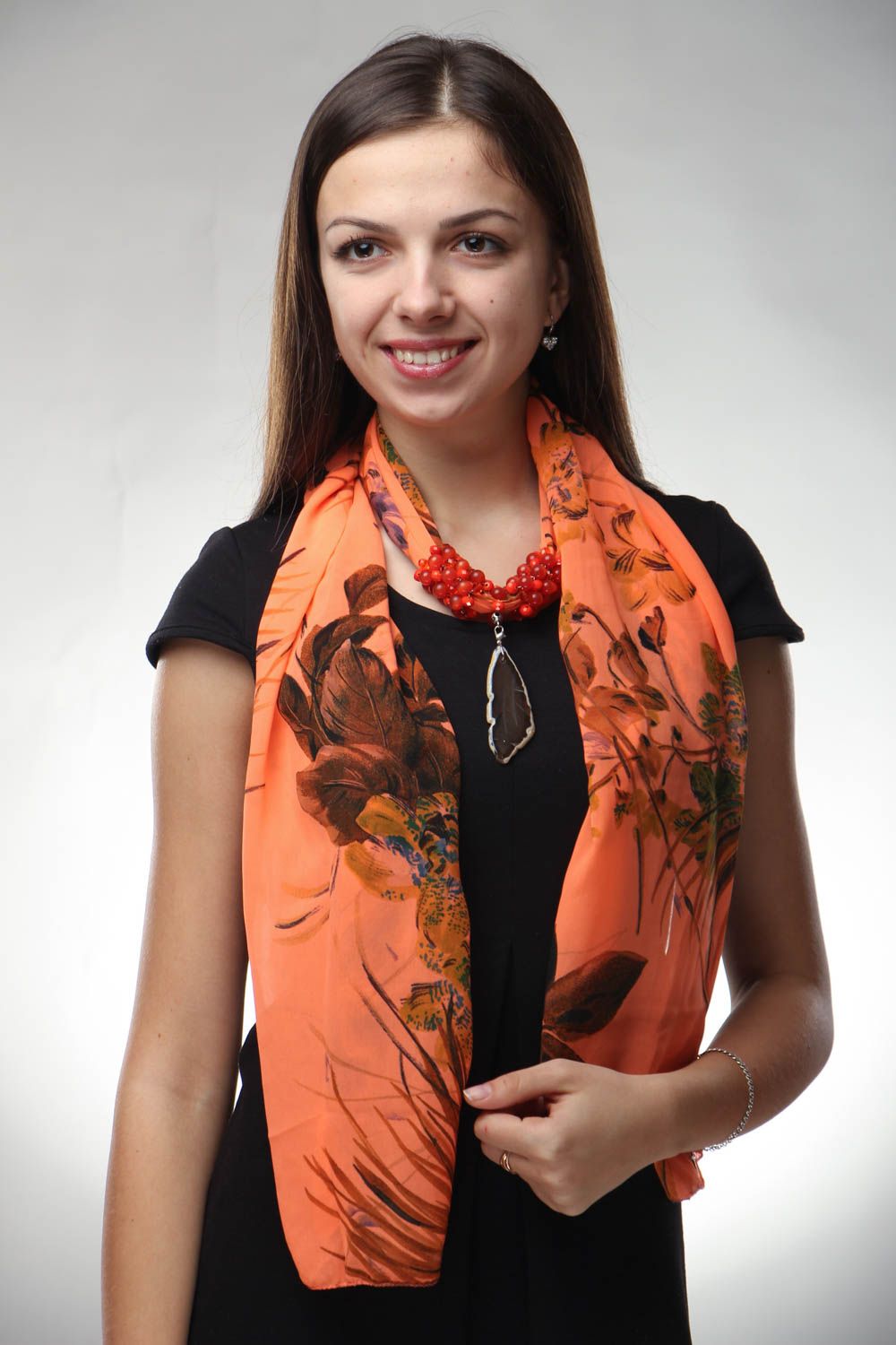 Orangefarbiger Schal aus Seide foto 1