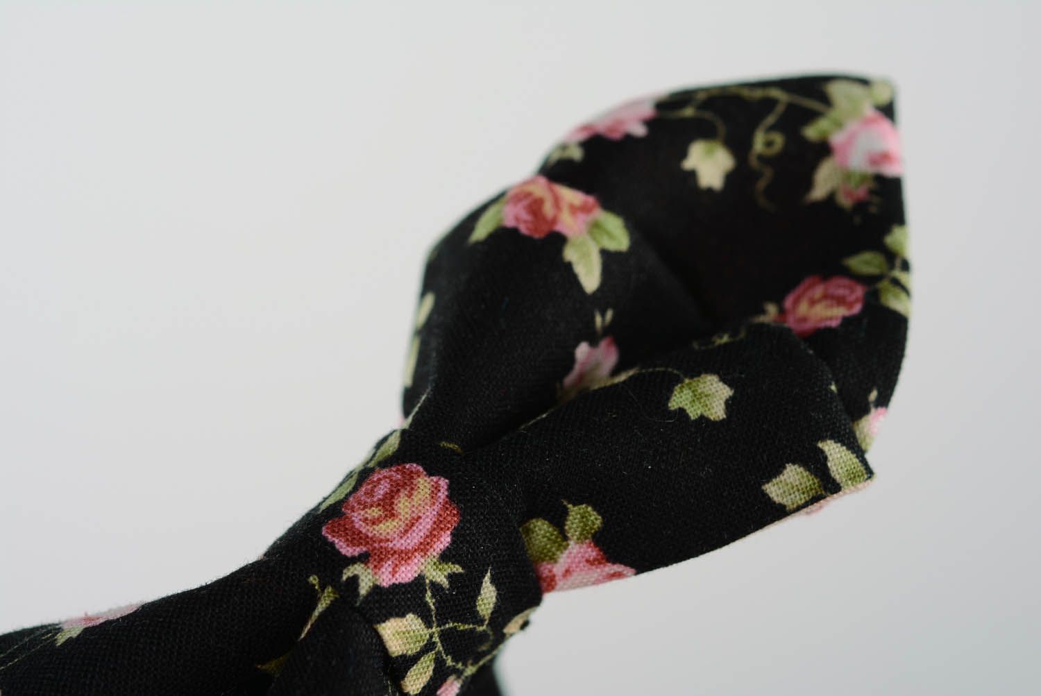 Black bow tie with roses  photo 4