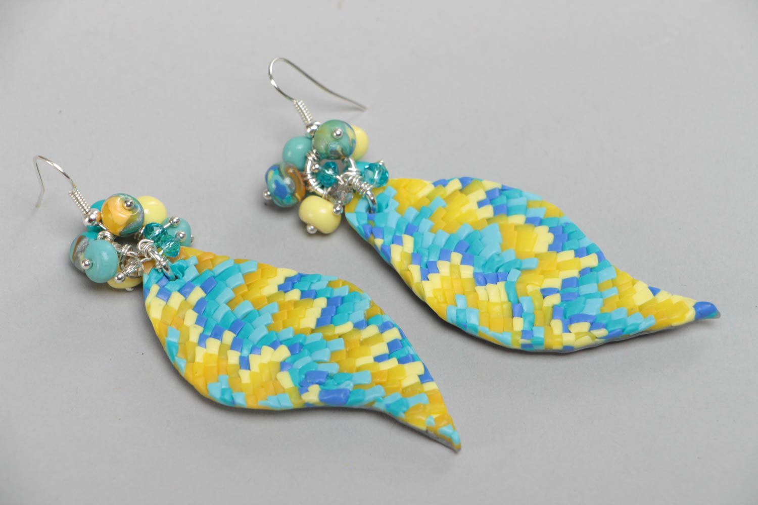 Schöne künstlerische gelb blaue Ohrringe aus Polymerton mit Mosaik bunt handmade foto 2