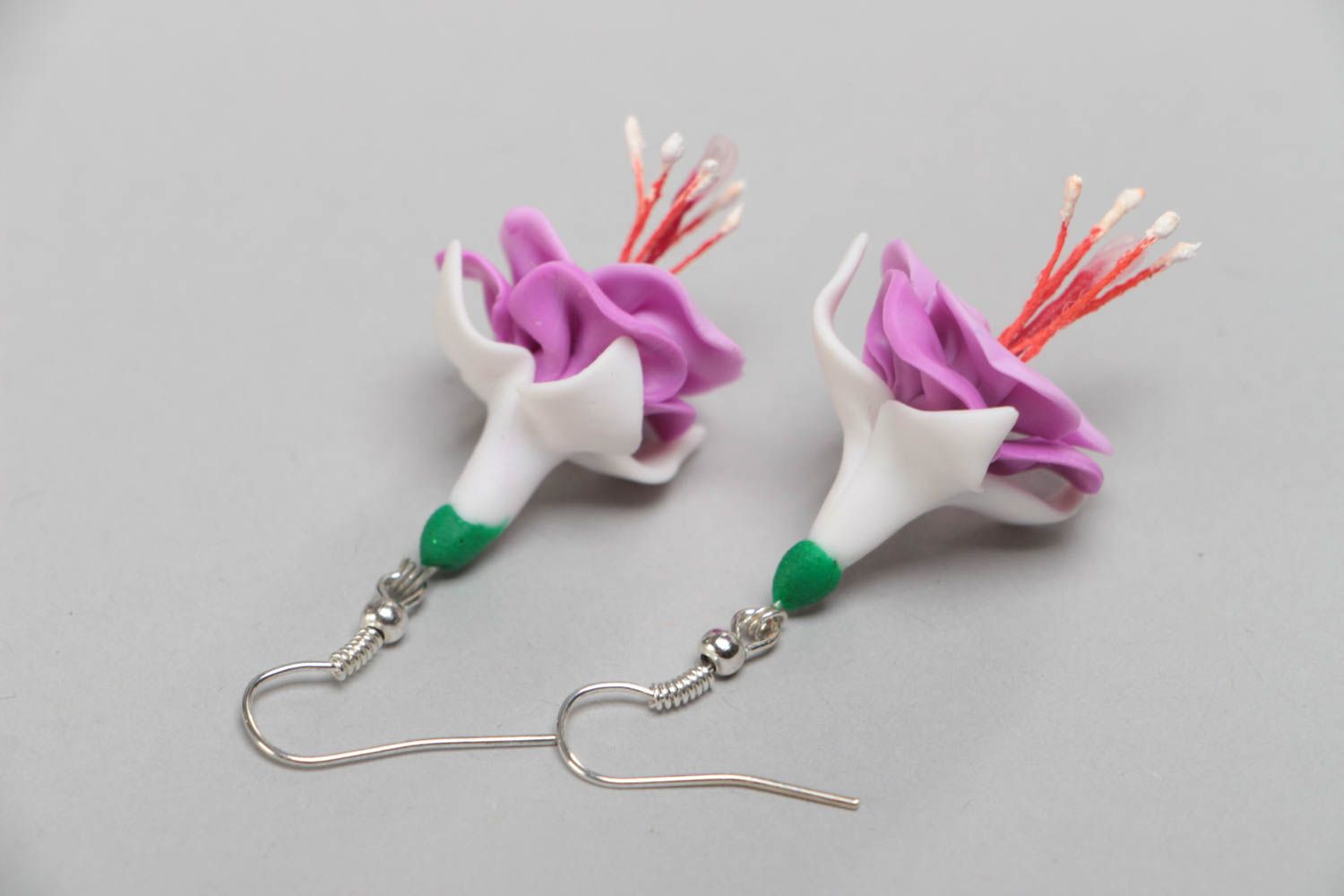 Schöne künstlerische lila Ohrringe Blumen aus Polymerton handgemacht Fuchsia  foto 4
