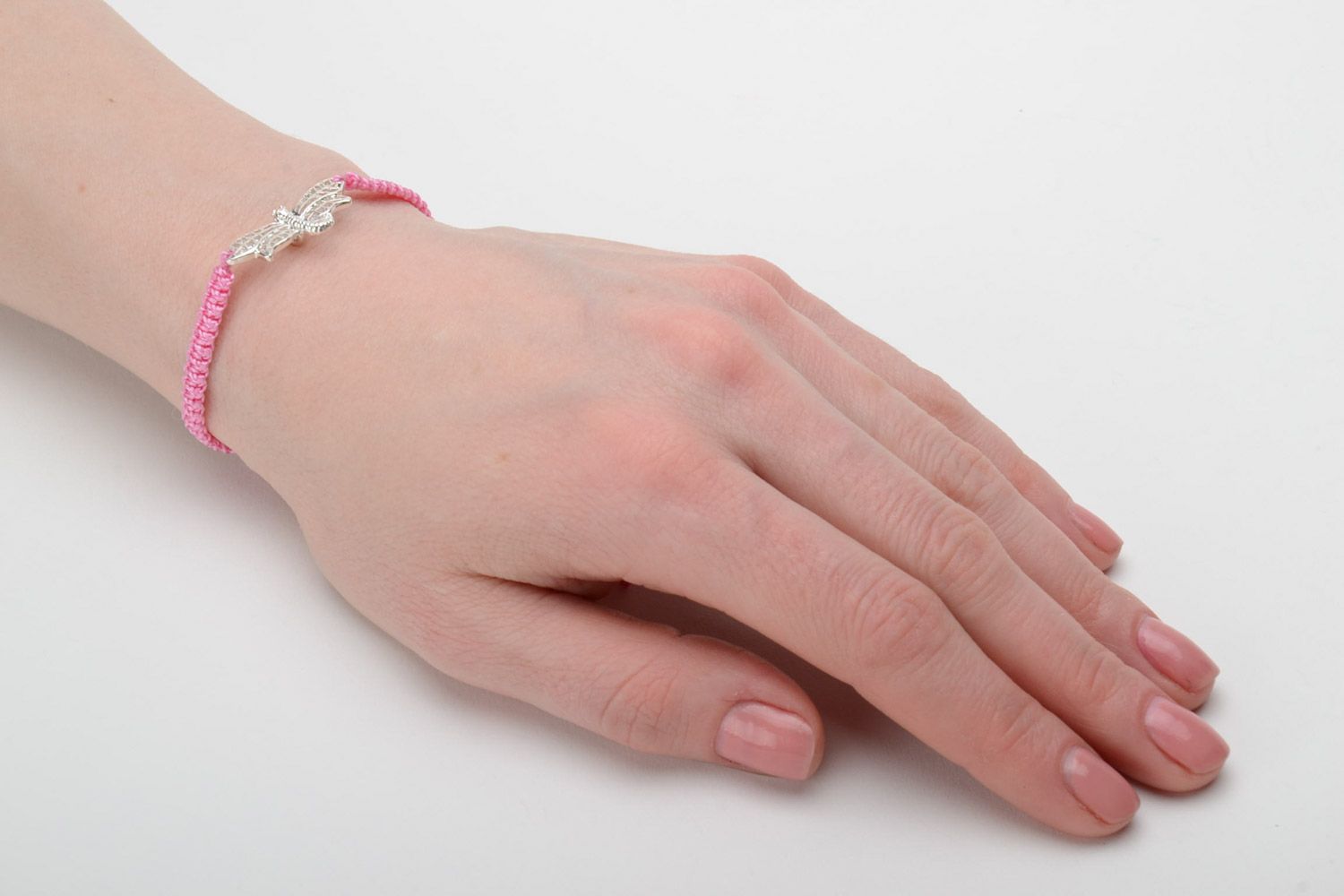 Плетеный браслет на руку из капроновых ниток розовый с бабочкой handmade фото 2
