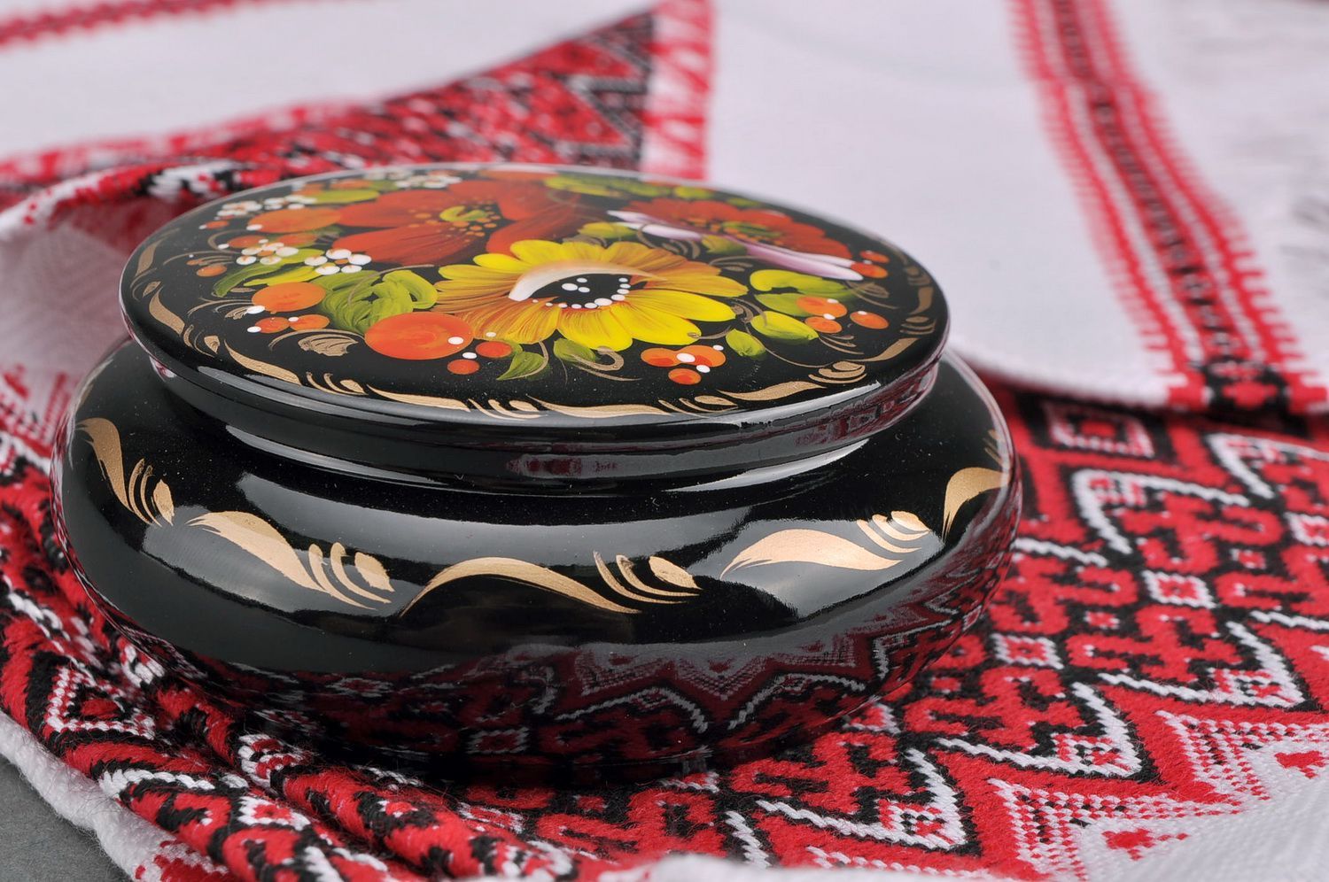Round wooden box with convex edges Small berries and poppies photo 4