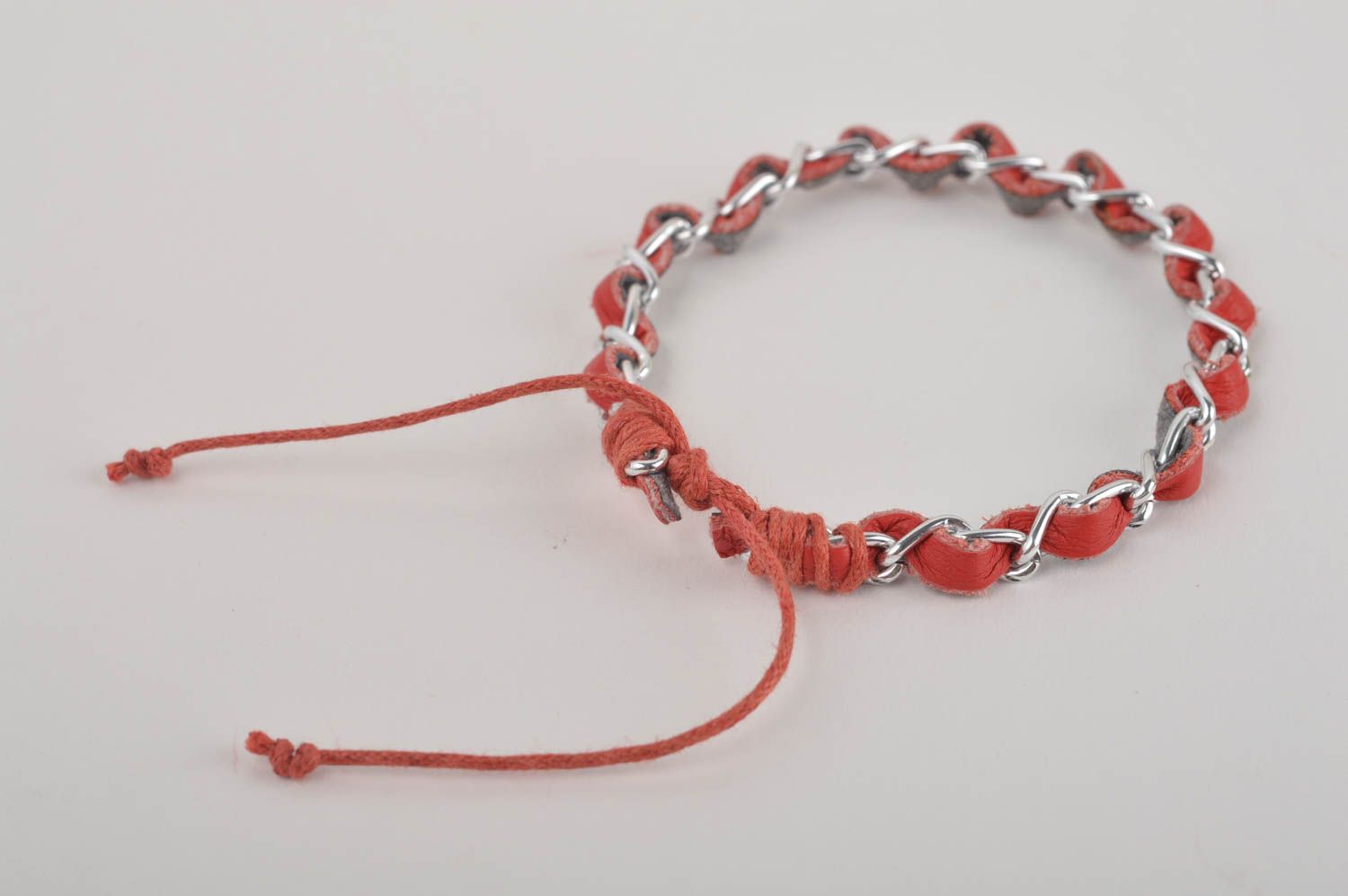 Красный браслет ручной работы браслет из кожи и металла дизайнерское украшение фото 2