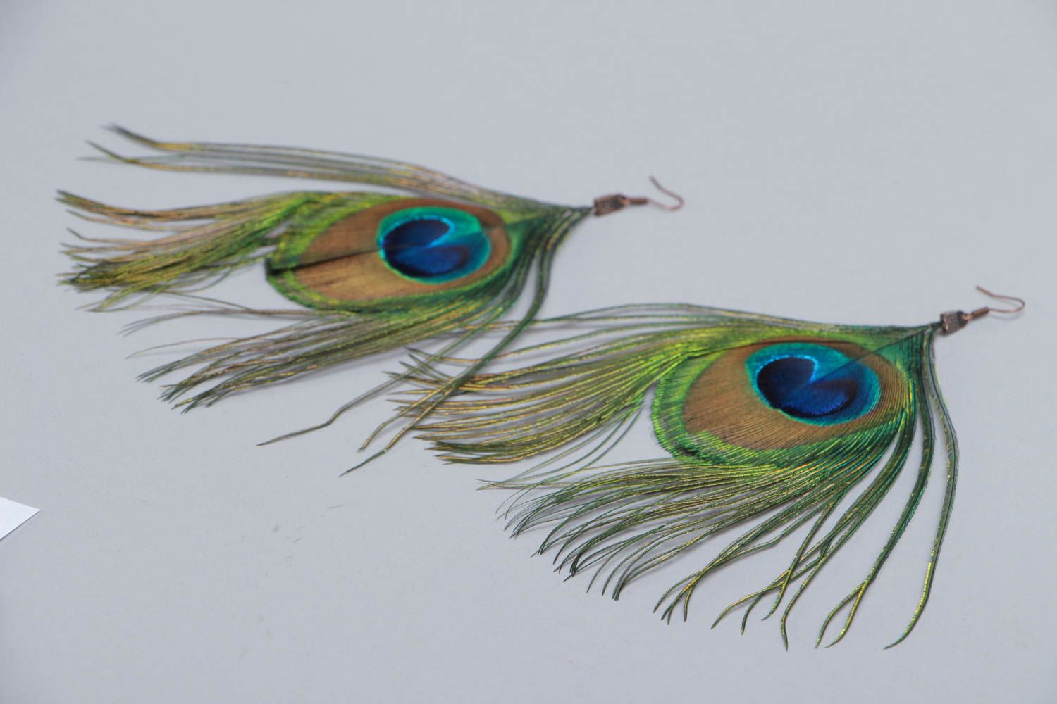Longues boucles d'oreilles en plumes de paon multicolores faites main légères photo 3