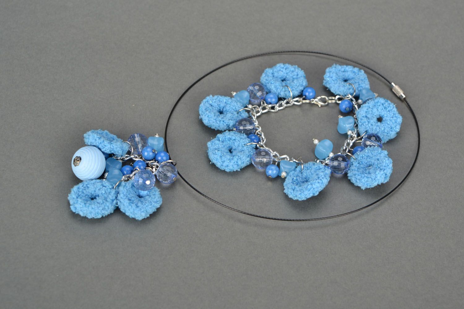 Conjunto de jóias feito à mão bracelte e colar de malha azul foto 1