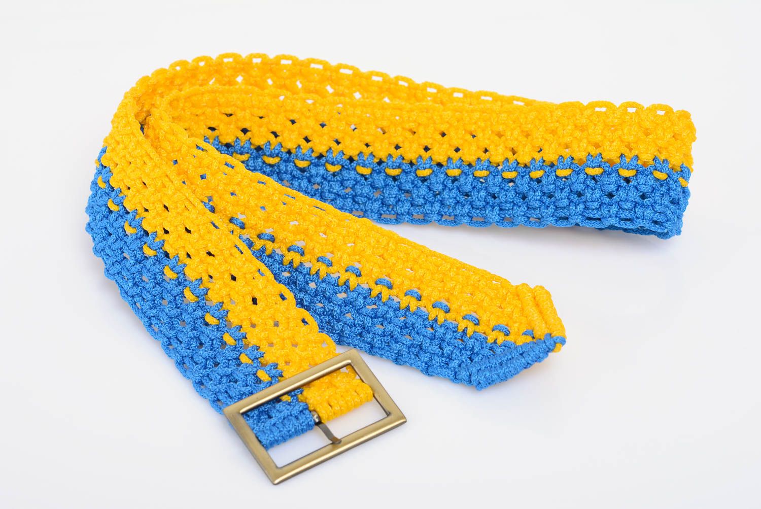 Cinturón en técnica de macramé artesanal azul amarillo trenzado bonito foto 2