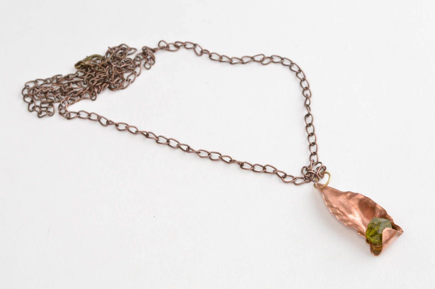 Colgante hecho a mano de cobre regalo original colgante femenino con calcedonia foto 3