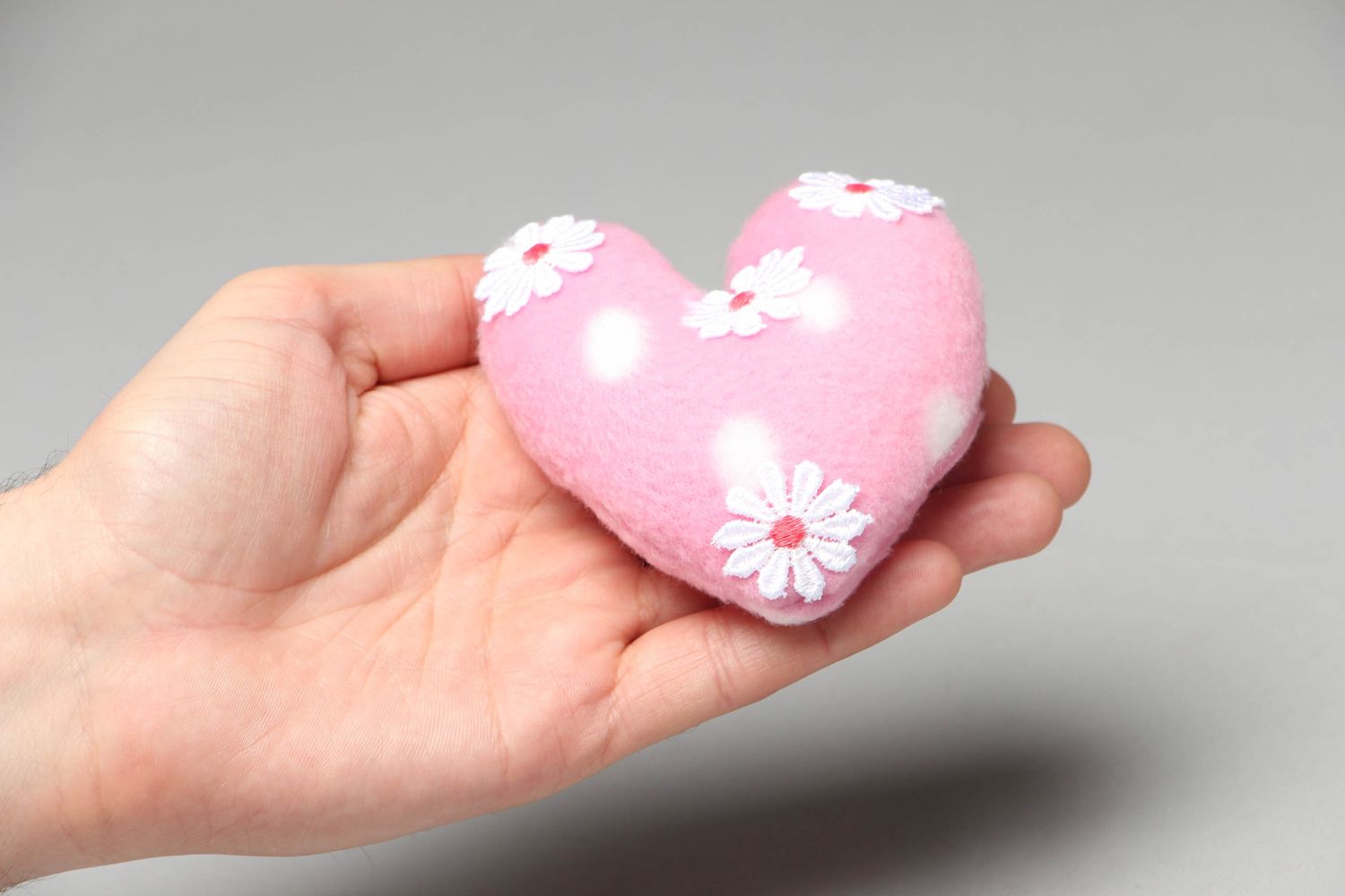 Porta aghi fatto a mano di pile a forma di cuore rosato con fiori belli
 foto 2