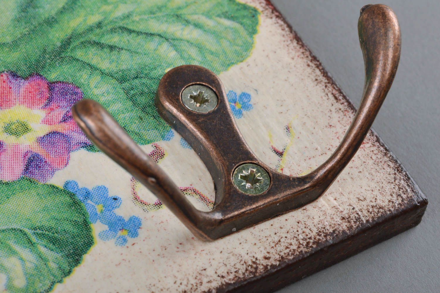 Porte-clés mural en bois fait main 4 crochets avec fleurs technique serviettage photo 2
