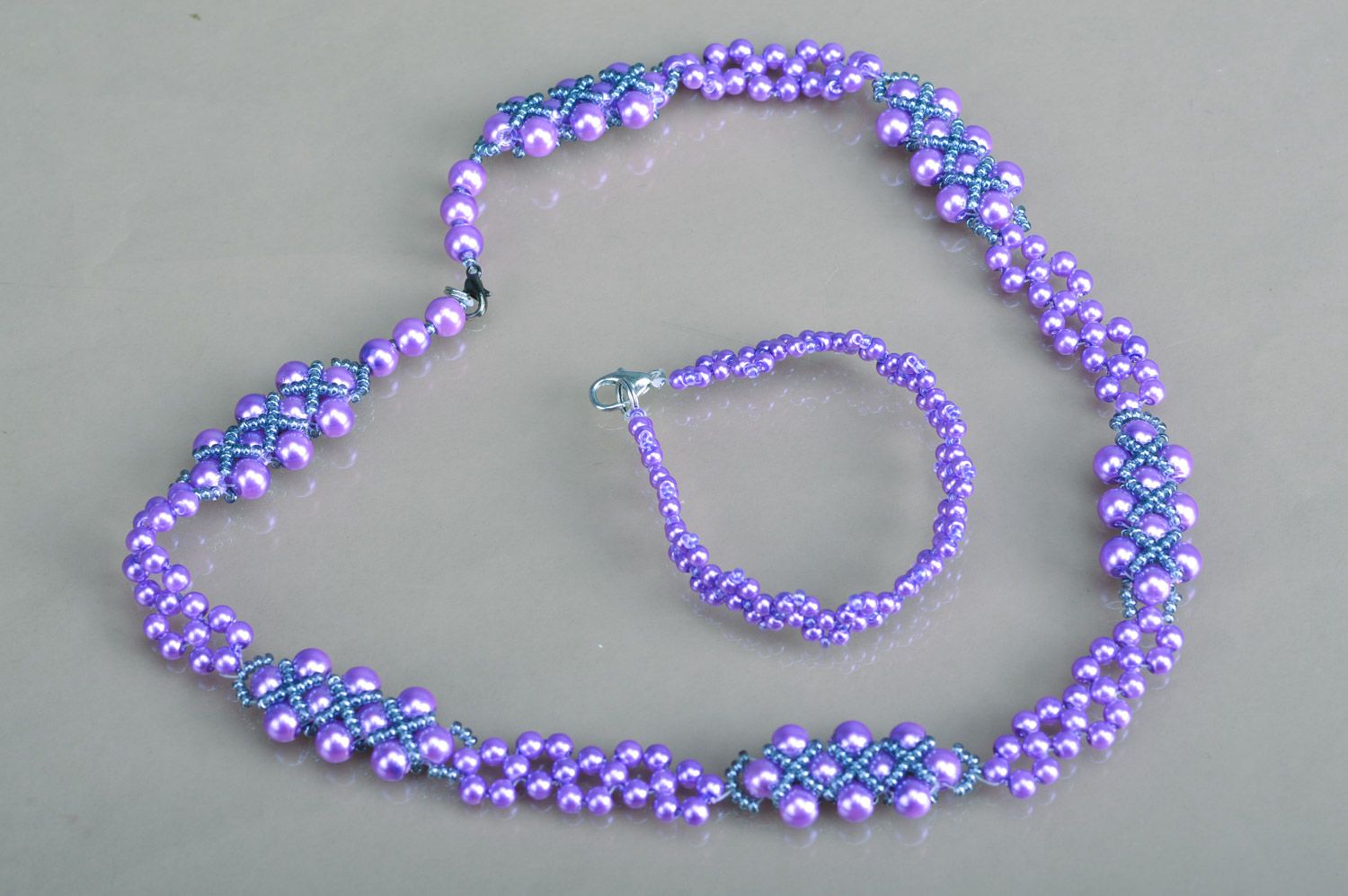Collier en perles de rocaille et fausses perles avec bracelet couleur mauve fait main photo 2