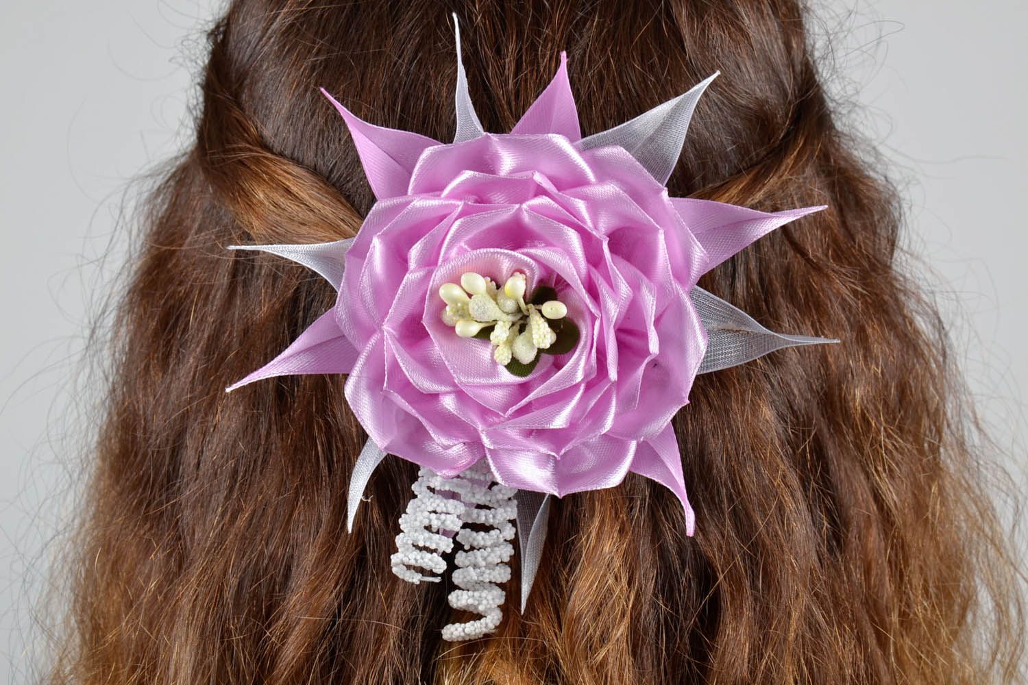 O grampo para cabelo com flor de cetim foto 5