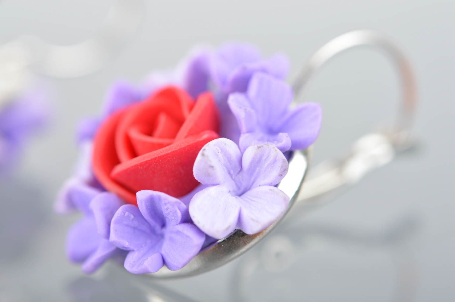 Violette feine handgemachte Ohrringe aus Polymerton mit Anhängern schöne Blumen foto 4