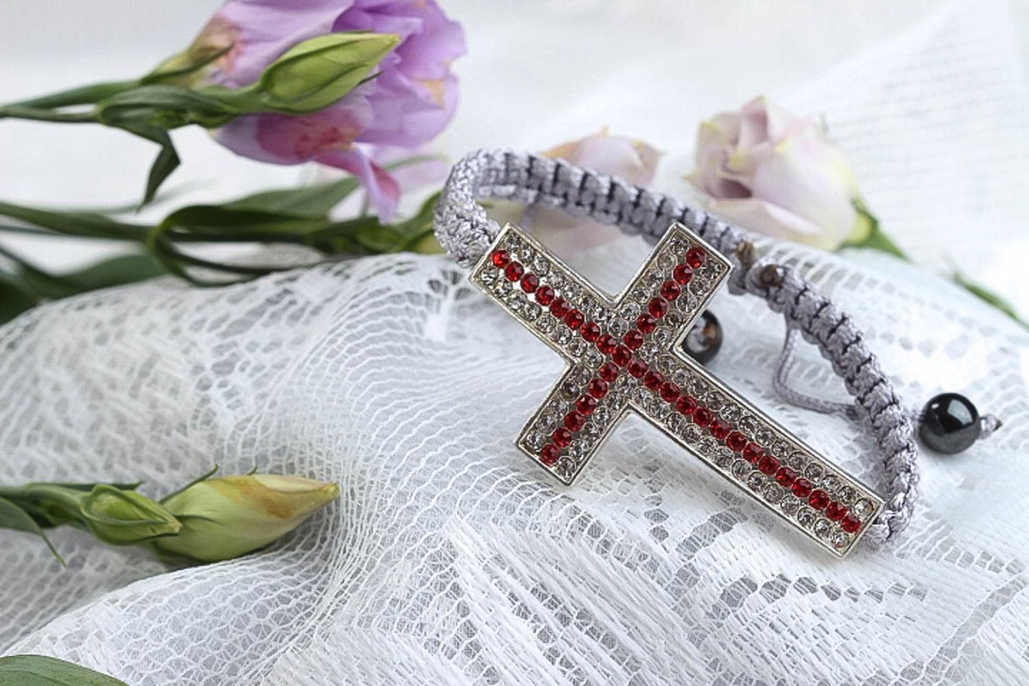 Bracelet avec croix Bijou fait main tressé en cordons gris Cadeau femme photo 1