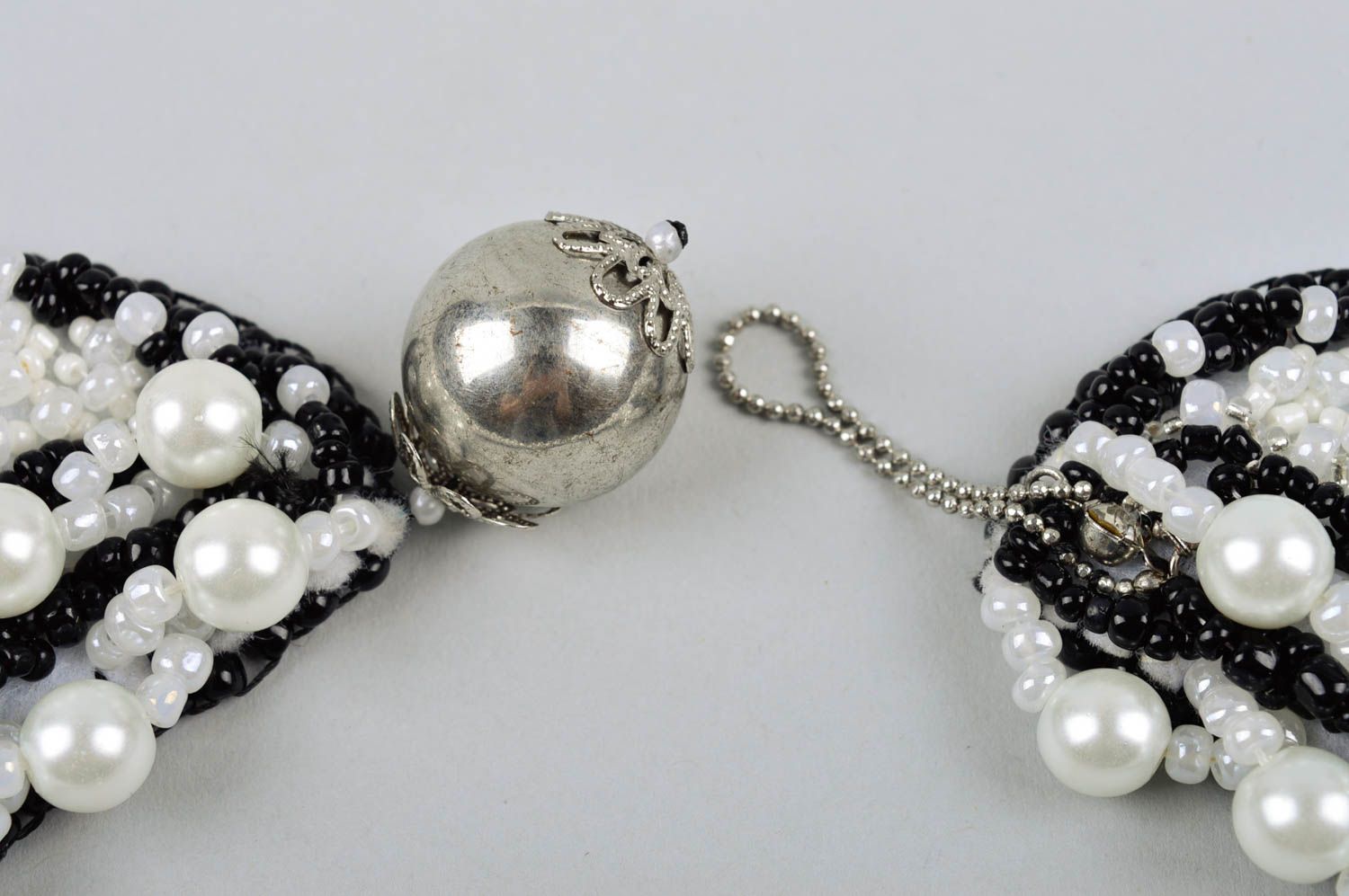 Collier large Bijou fait main blanc-noir Accessoire pour femme perles fantaisie photo 5