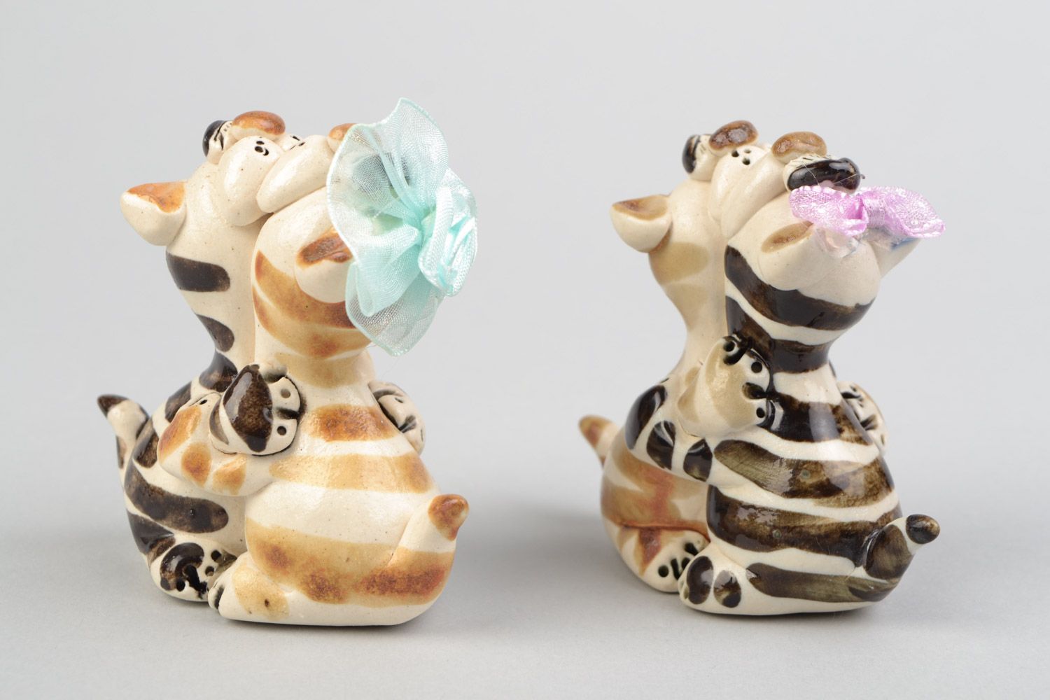 Se of 2 handmade miniature painted ceramic animal figurines Kittens in Love photo 5