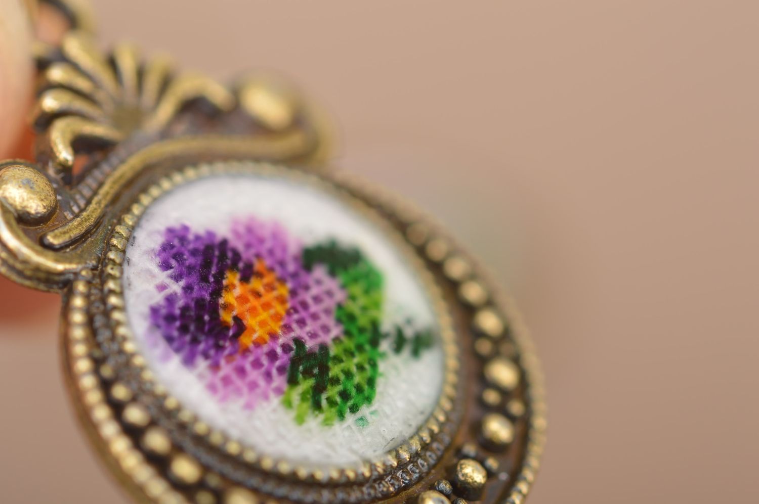 Pendentif fleur Bijou fait main Accessoire femme violette design de créateur photo 3
