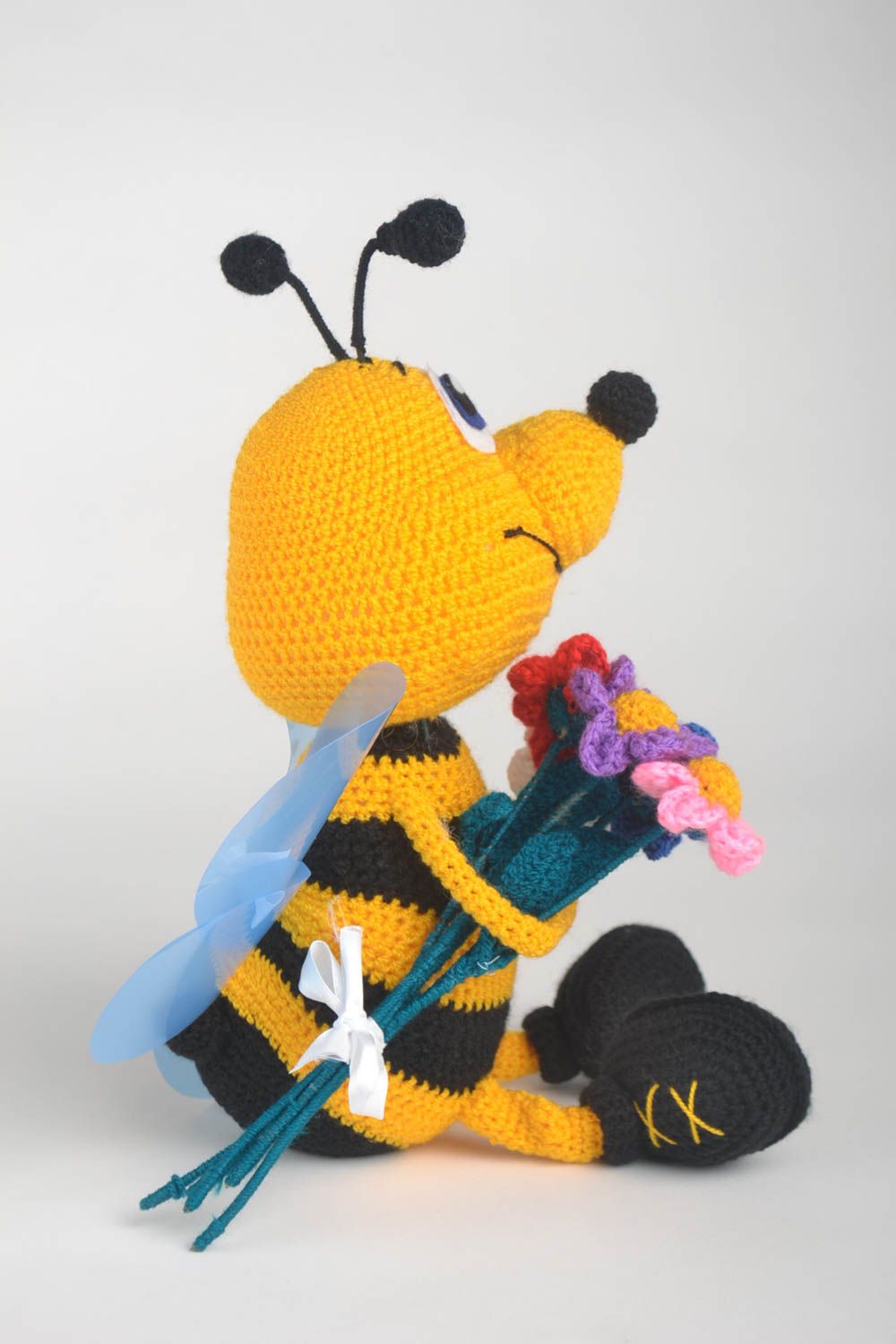 Peluche abeille avec fleurs Jouet fait main tricoté original Cadeau pour enfant photo 3